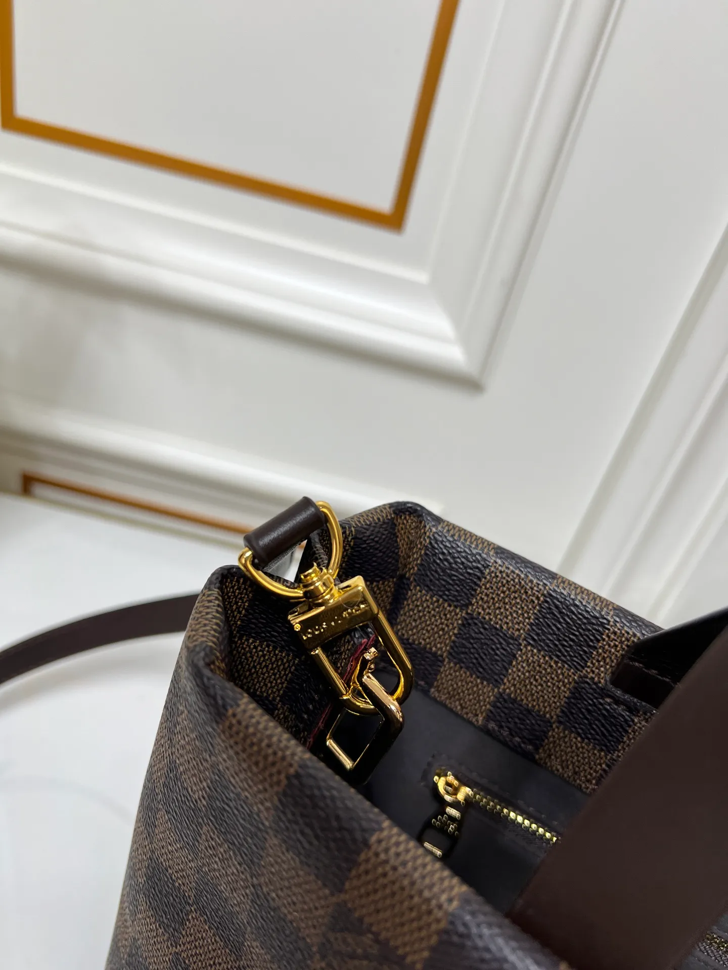 Batch 260💰M13940 Brown Grain Gradient Pink Gradient Blue Khaki Colored Plaid Black Plaid Presbyopia Orange Black Green Pink PHARREL and NIGO collection’s joint series Top original order This Shopper medium handbag draws inspiration from Louis Vuitton shopping bags, with the words Louis Vuitton and Maison Fondée En 1854 written on soft cow leather, with top handles and detachable shoulder straps. 25x19x11 • Cow leather • Cow leather trim • Textile lining • Metal hardware • Musketon closure • Main compartment • Zip pocket • Double patch pockets • Handles: Double handle