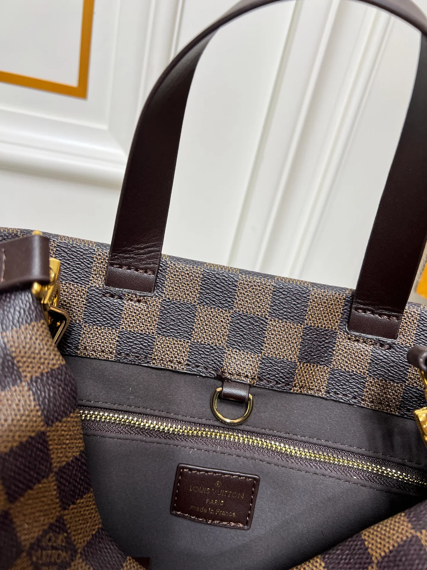 Batch 260💰M13940 Brown Grain Gradient Pink Gradient Blue Khaki Colored Plaid Black Plaid Presbyopia Orange Black Green Pink PHARREL and NIGO collection’s joint series Top original order This Shopper medium handbag draws inspiration from Louis Vuitton shopping bags, with the words Louis Vuitton and Maison Fondée En 1854 written on soft cow leather, with top handles and detachable shoulder straps. 25x19x11 • Cow leather • Cow leather trim • Textile lining • Metal hardware • Musketon closure • Main compartment • Zip pocket • Double patch pockets • Handles: Double handle