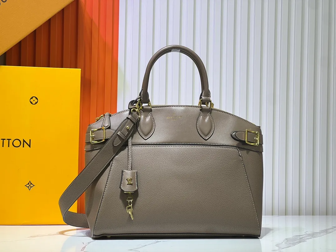Batch 340💰M11214 green M22914 black M22925 brown M23061 off-white M22927 taupe. Sophisticated and functional, the Lock It MM bag is crafted in fine grained Taurillon leather and smooth calfskin, with gold-finish buckles and hardware. Signature House touches include padlocks, key bells and hot-stamped Louis Vuitton signatures. Featuring an articulated top handle and removable strap, this tote offers a variety of carrying options. 36x29x15 cm (LxHxW) Black Taurillon leather, smooth calfskin semi-leather trim Microfiber lining Gold hardware 2 square buckles padlock key bell External pockets 2 internal flat pockets Internal zipped pocket with flat pockets 5 protective metal studs Strap: removable, adjustable Strap drop: 45.0 cm Maximum strap drop: 51.0 cm