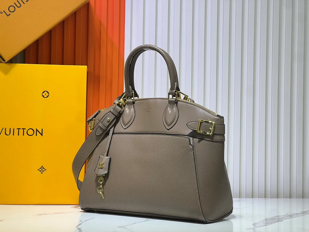 Batch 340💰M11214 green M22914 black M22925 brown M23061 off-white M22927 taupe. Sophisticated and functional, the Lock It MM bag is crafted in fine grained Taurillon leather and smooth calfskin, with gold-finish buckles and hardware. Signature House touches include padlocks, key bells and hot-stamped Louis Vuitton signatures. Featuring an articulated top handle and removable strap, this tote offers a variety of carrying options. 36x29x15 cm (LxHxW) Black Taurillon leather, smooth calfskin semi-leather trim Microfiber lining Gold hardware 2 square buckles padlock key bell External pockets 2 internal flat pockets Internal zipped pocket with flat pockets 5 protective metal studs Strap: removable, adjustable Strap drop: 45.0 cm Maximum strap drop: 51.0 cm
