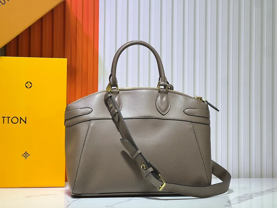 Batch 340💰M11214 green M22914 black M22925 brown M23061 off-white M22927 taupe. Sophisticated and functional, the Lock It MM bag is crafted in fine grained Taurillon leather and smooth calfskin, with gold-finish buckles and hardware. Signature House touches include padlocks, key bells and hot-stamped Louis Vuitton signatures. Featuring an articulated top handle and removable strap, this tote offers a variety of carrying options. 36x29x15 cm (LxHxW) Black Taurillon leather, smooth calfskin semi-leather trim Microfiber lining Gold hardware 2 square buckles padlock key bell External pockets 2 internal flat pockets Internal zipped pocket with flat pockets 5 protective metal studs Strap: removable, adjustable Strap drop: 45.0 cm Maximum strap drop: 51.0 cm