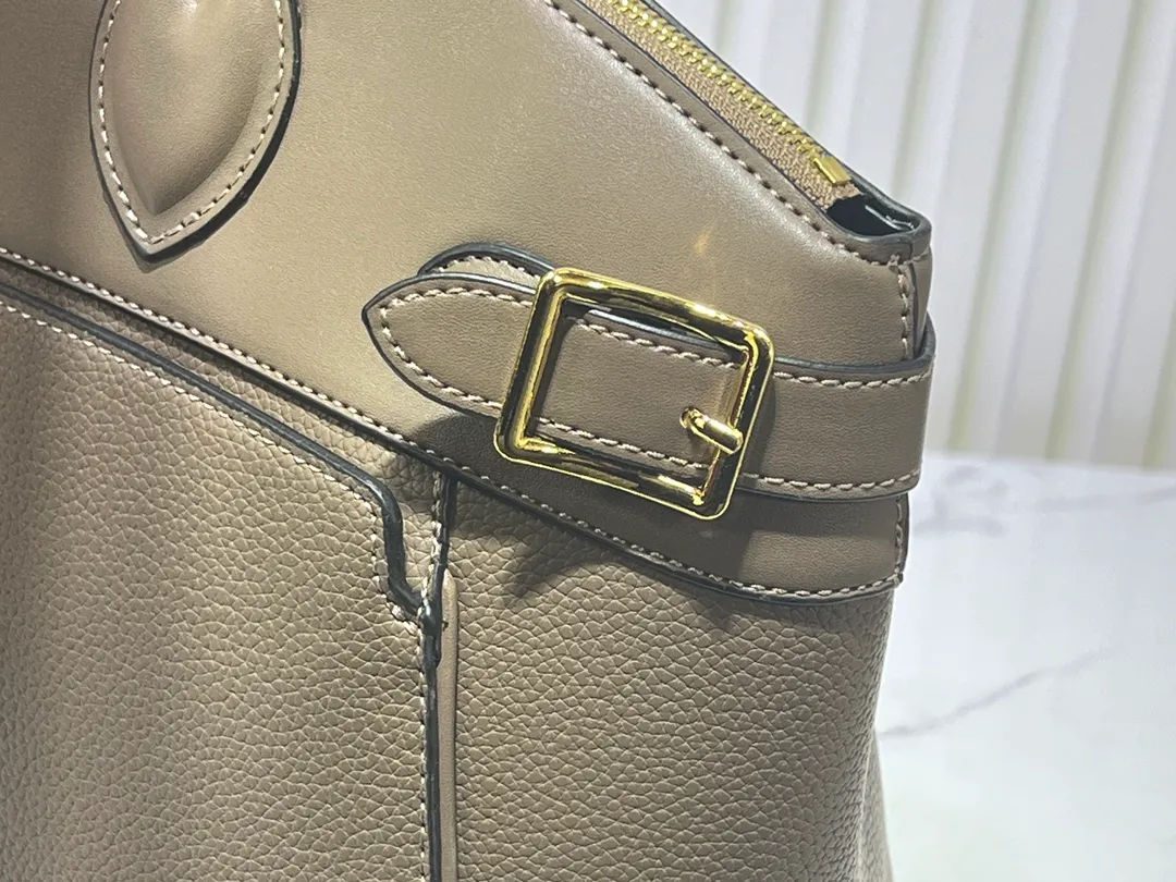 Batch 340💰M11214 green M22914 black M22925 brown M23061 off-white M22927 taupe. Sophisticated and functional, the Lock It MM bag is crafted in fine grained Taurillon leather and smooth calfskin, with gold-finish buckles and hardware. Signature House touches include padlocks, key bells and hot-stamped Louis Vuitton signatures. Featuring an articulated top handle and removable strap, this tote offers a variety of carrying options. 36x29x15 cm (LxHxW) Black Taurillon leather, smooth calfskin semi-leather trim Microfiber lining Gold hardware 2 square buckles padlock key bell External pockets 2 internal flat pockets Internal zipped pocket with flat pockets 5 protective metal studs Strap: removable, adjustable Strap drop: 45.0 cm Maximum strap drop: 51.0 cm
