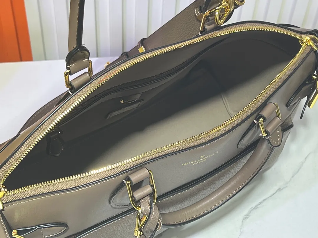 Batch 340💰M11214 green M22914 black M22925 brown M23061 off-white M22927 taupe. Sophisticated and functional, the Lock It MM bag is crafted in fine grained Taurillon leather and smooth calfskin, with gold-finish buckles and hardware. Signature House touches include padlocks, key bells and hot-stamped Louis Vuitton signatures. Featuring an articulated top handle and removable strap, this tote offers a variety of carrying options. 36x29x15 cm (LxHxW) Black Taurillon leather, smooth calfskin semi-leather trim Microfiber lining Gold hardware 2 square buckles padlock key bell External pockets 2 internal flat pockets Internal zipped pocket with flat pockets 5 protective metal studs Strap: removable, adjustable Strap drop: 45.0 cm Maximum strap drop: 51.0 cm