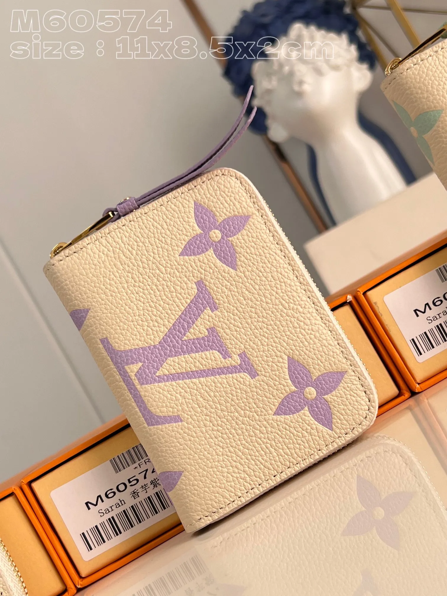 💰130 💎Upgraded from the original version🇫🇷 This Zippy zipper coin purse is made of Monogram Empreinte leather, with Monogram embossing on the surface. The compact structure hides ample space and can be easily put into a pocket or handbag, and can store credit cards, banknotes and coins. Wraparound zipper with LV stamped puller. Model: M60574 Taro Purple Size: 11 x 8.5 x 2 cm (length x height x width)