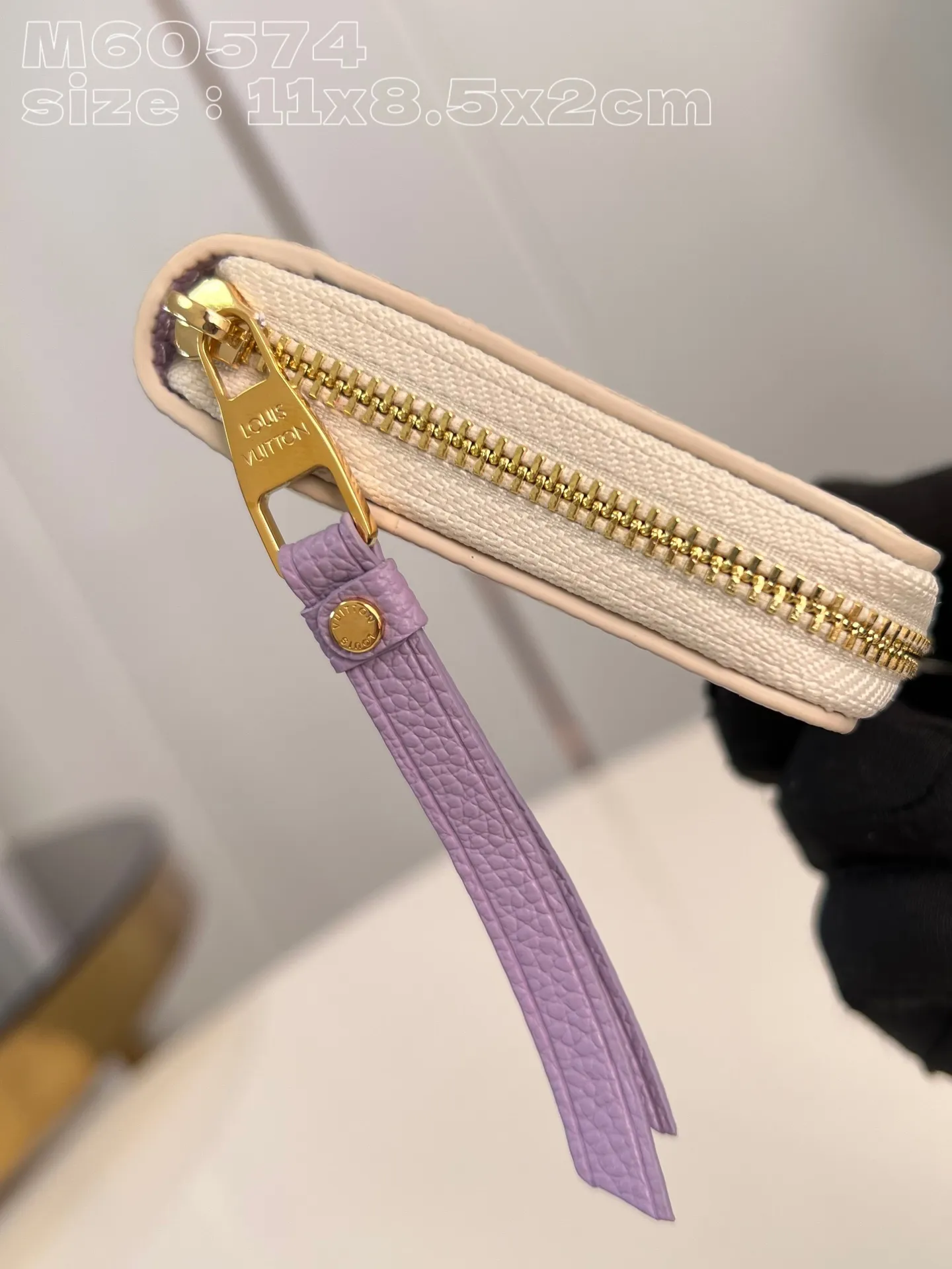 💰130 💎Upgraded from the original version🇫🇷 This Zippy zipper coin purse is made of Monogram Empreinte leather, with Monogram embossing on the surface. The compact structure hides ample space and can be easily put into a pocket or handbag, and can store credit cards, banknotes and coins. Wraparound zipper with LV stamped puller. Model: M60574 Taro Purple Size: 11 x 8.5 x 2 cm (length x height x width)
