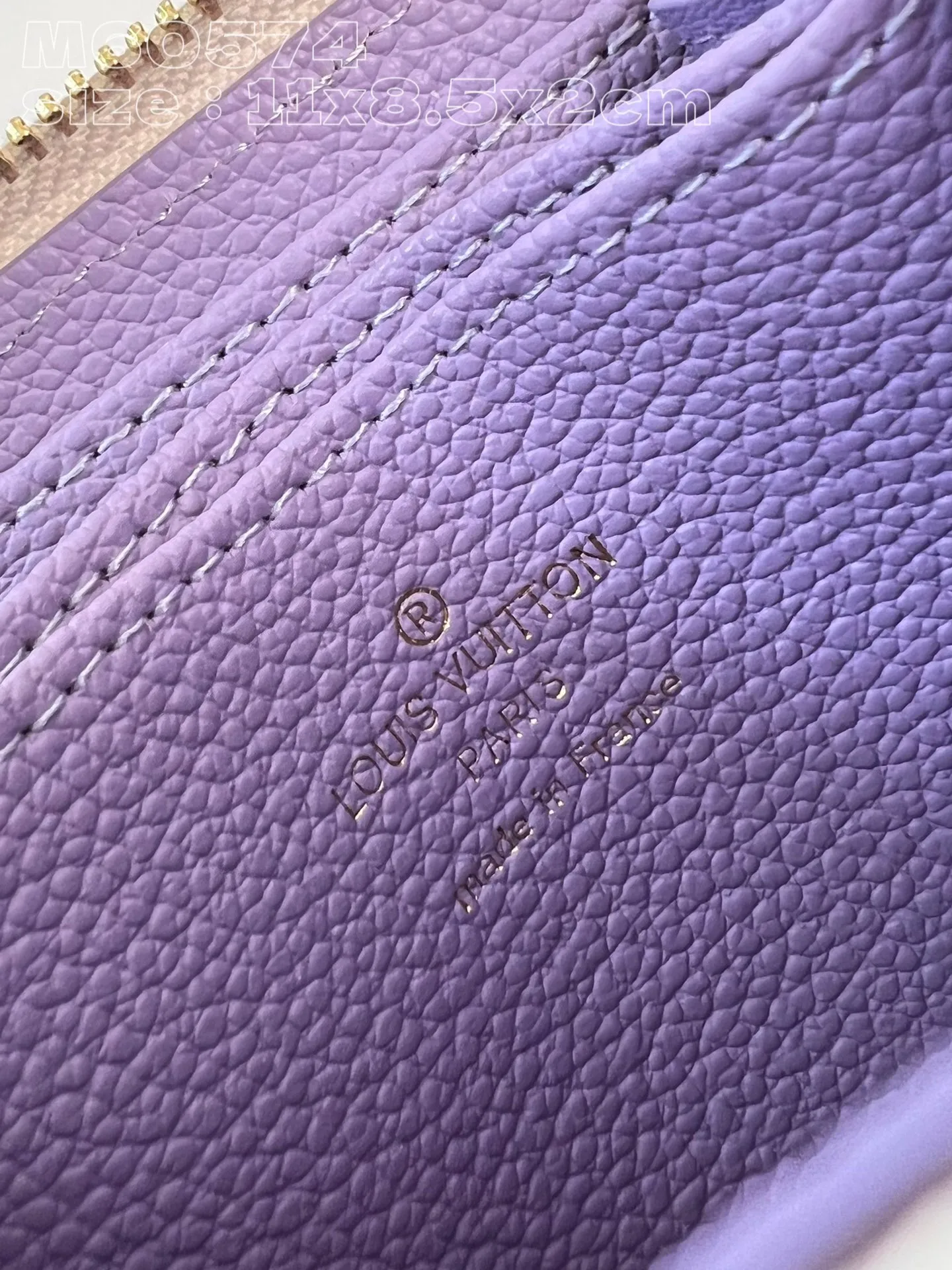 💰130 💎Upgraded from the original version🇫🇷 This Zippy zipper coin purse is made of Monogram Empreinte leather, with Monogram embossing on the surface. The compact structure hides ample space and can be easily put into a pocket or handbag, and can store credit cards, banknotes and coins. Wraparound zipper with LV stamped puller. Model: M60574 Taro Purple Size: 11 x 8.5 x 2 cm (length x height x width)
