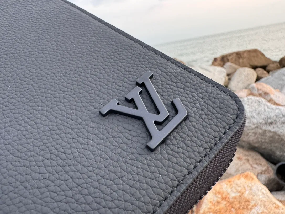 Factory price 440 [Top original order] M81743 zipper👏👏AeroGram•Lezayi's retro aviation letter exudes a refined atmosphere and Maison's unique low-key personality. Made of soft and refined black calfskin reminiscent of velvet, it is decorated with a metallic LV initials. With a secure zippered one-way opening and abundant grooves and compartments inside, it is a large-capacity multifunctional wallet that is very suitable for modern men. Dimensions: 10x20x2.