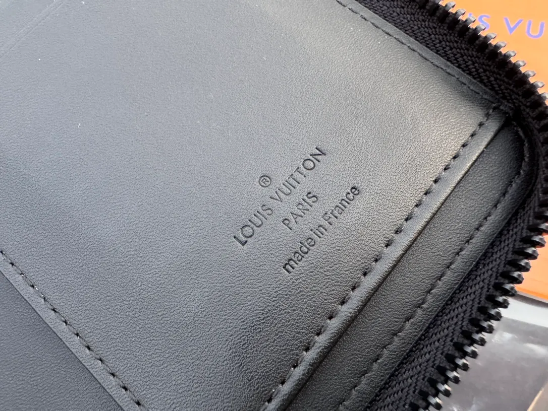 Factory price 440 [Top original order] M81743 zipper👏👏AeroGram•Lezayi's retro aviation letter exudes a refined atmosphere and Maison's unique low-key personality. Made of soft and refined black calfskin reminiscent of velvet, it is decorated with a metallic LV initials. With a secure zippered one-way opening and abundant grooves and compartments inside, it is a large-capacity multifunctional wallet that is very suitable for modern men. Dimensions: 10x20x2.