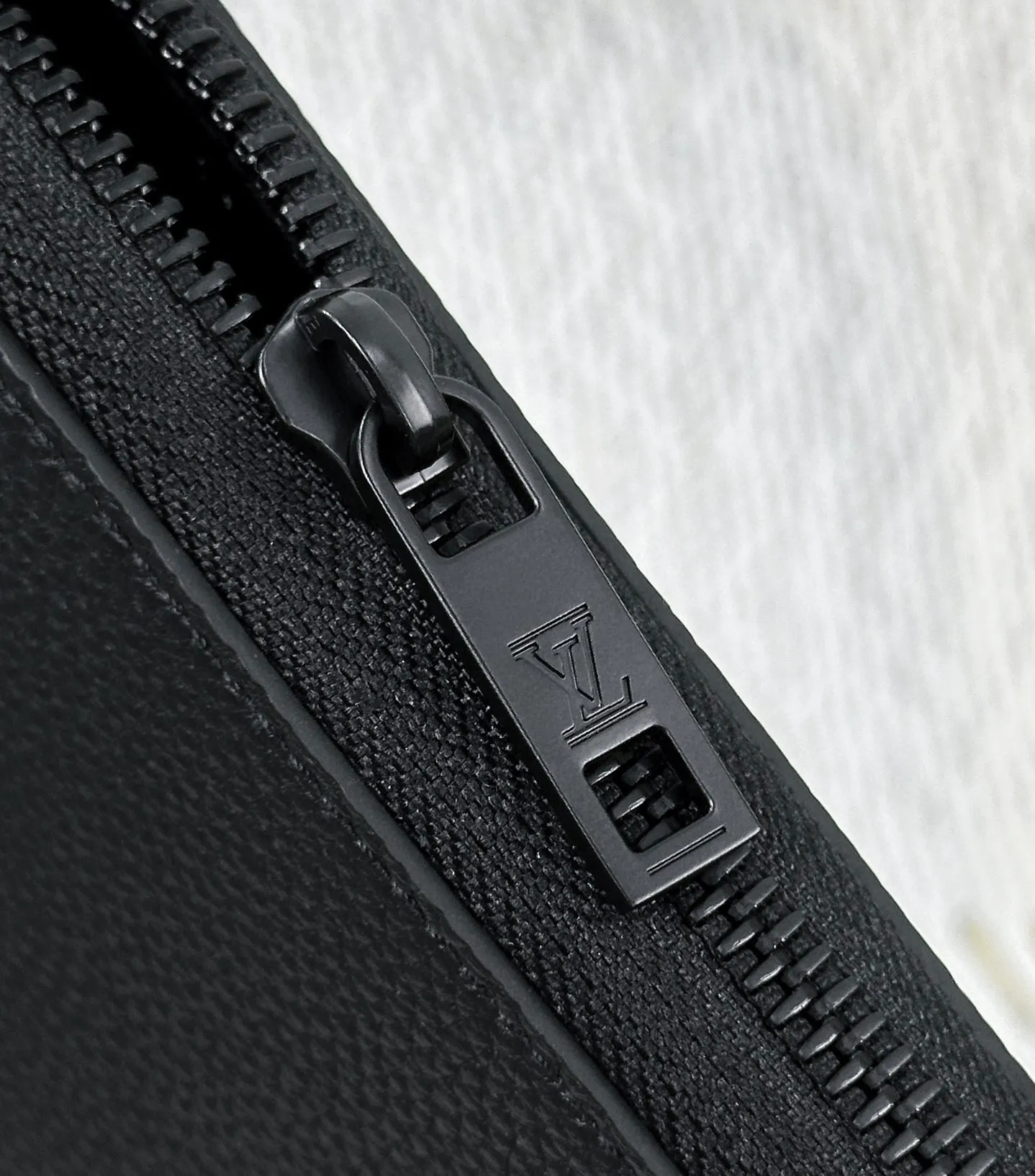 Factory price 440 [Top original order] M81743 zipper👏👏AeroGram•Lezayi's retro aviation letter exudes a refined atmosphere and Maison's unique low-key personality. Made of soft and refined black calfskin reminiscent of velvet, it is decorated with a metallic LV initials. With a secure zippered one-way opening and abundant grooves and compartments inside, it is a large-capacity multifunctional wallet that is very suitable for modern men. Dimensions: 10x20x2.