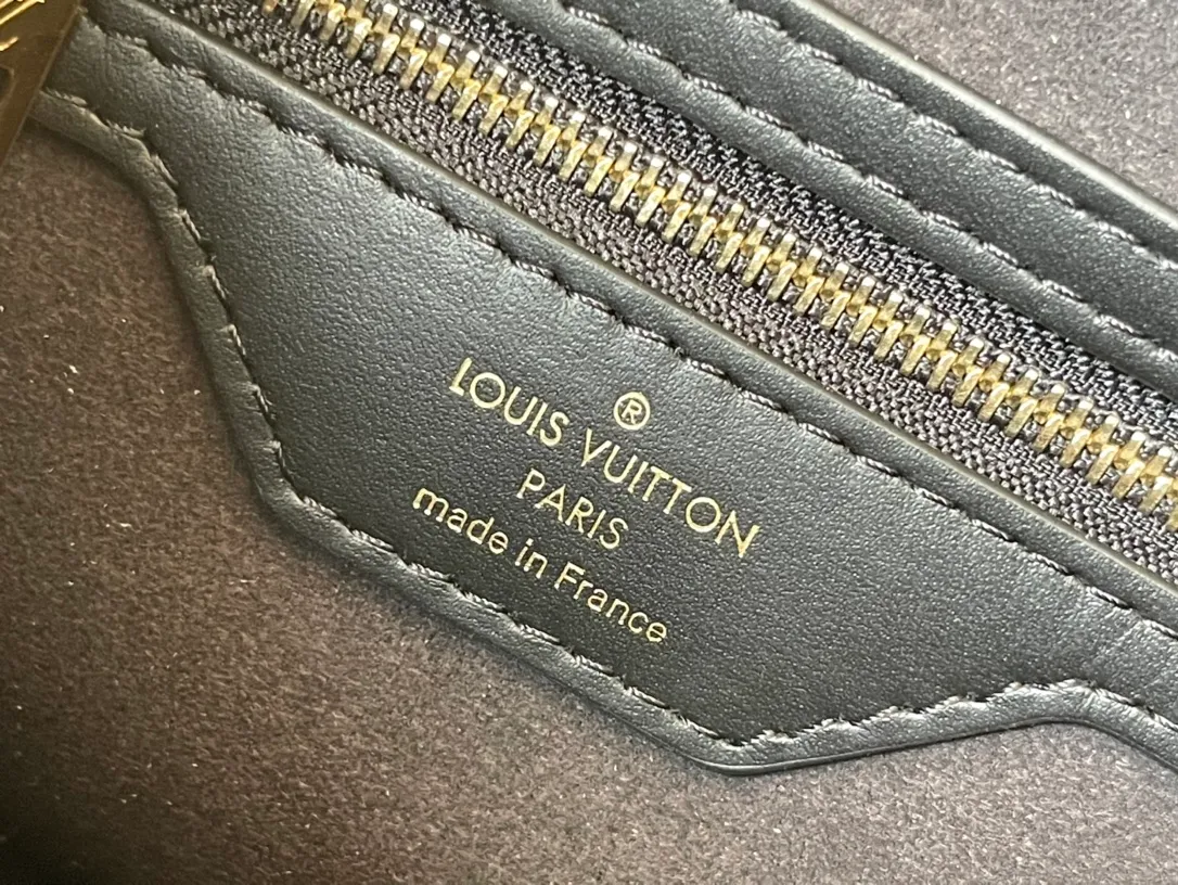 💰1060 Top original order M46659 supports counter inspection. The photo taken of duty-free goods is consistent with the product and has not been unpacked. This product is an exclusive duty-free product in the market and is the highest-end product. Inspection is supported. This product has passed strict inspection and is flawless. Please wear gloves when touching the product. This product is not returnable or exchangeable. Please confirm the product first and then remove the label on the handle. This product is temporarily not open to the public, only regular customers, and is in short supply. Dimensions: 29 x 19 x 9 cm