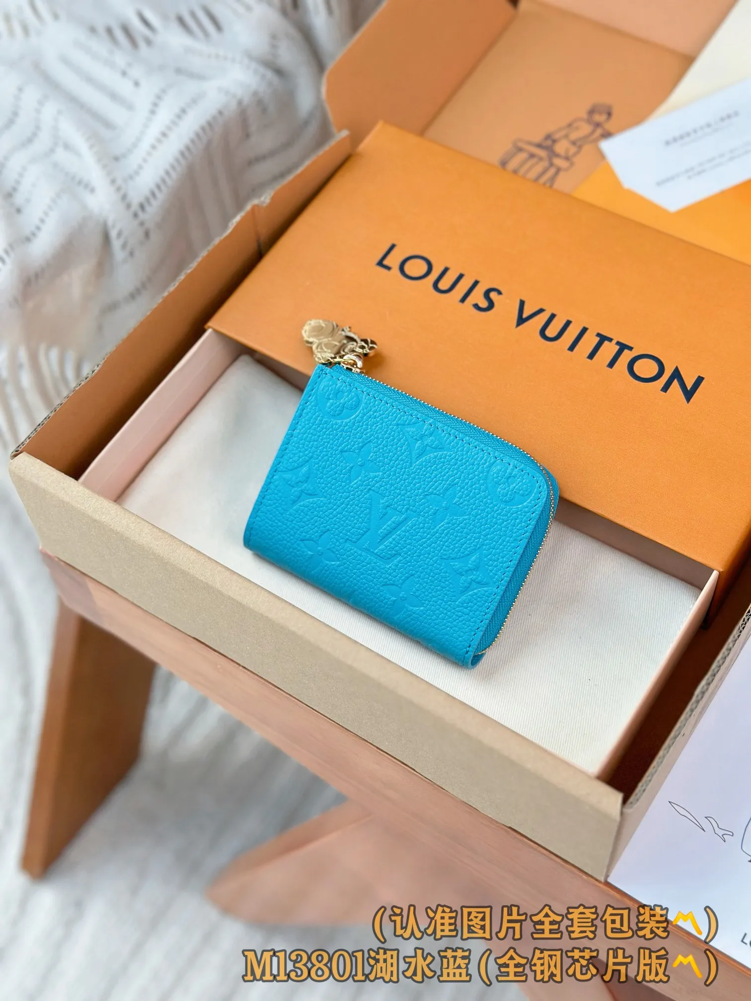 💰640 [Genuine grade] [Special grade MB high-elastic fabric] M13801 Lake Blue (〽️A-grade all-steel version〽️) Personalized customization! Transcoding chip, Noa small wallet, this Noa small wallet is made of Louis Vuitton's classic Monogram cowhide! It has a compact square design and a distinctive L-shaped zipper, and the interior is lined with colorful leather. The wallet features six compartments for business cards, as well as roomy fold-out pockets.  11 x 8.5 x 1.5 cm (length x height x width).