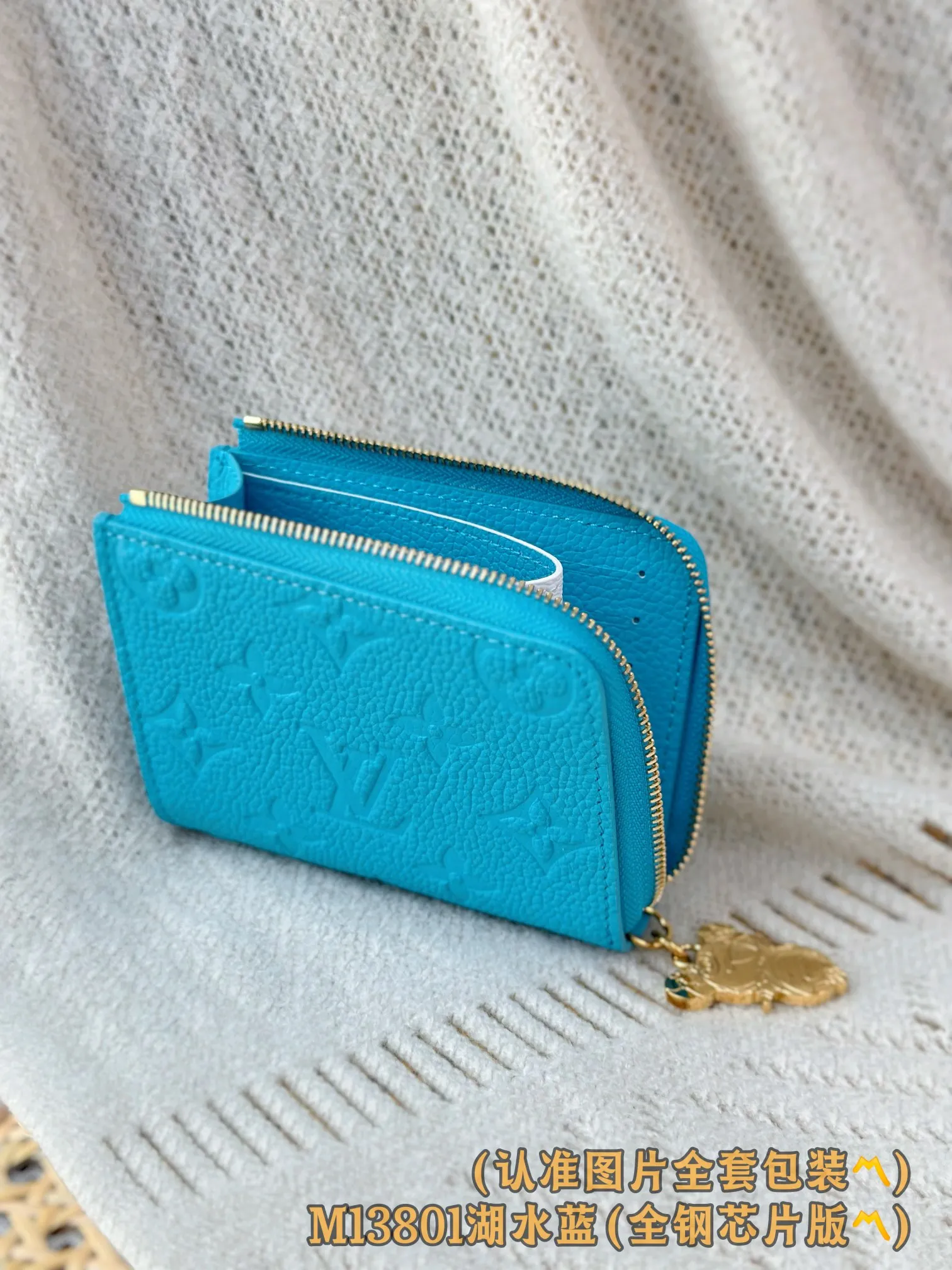 💰640 [Genuine grade] [Special grade MB high-elastic fabric] M13801 Lake Blue (〽️A-grade all-steel version〽️) Personalized customization! Transcoding chip, Noa small wallet, this Noa small wallet is made of Louis Vuitton's classic Monogram cowhide! It has a compact square design and a distinctive L-shaped zipper, and the interior is lined with colorful leather. The wallet features six compartments for business cards, as well as roomy fold-out pockets.  11 x 8.5 x 1.5 cm (length x height x width).