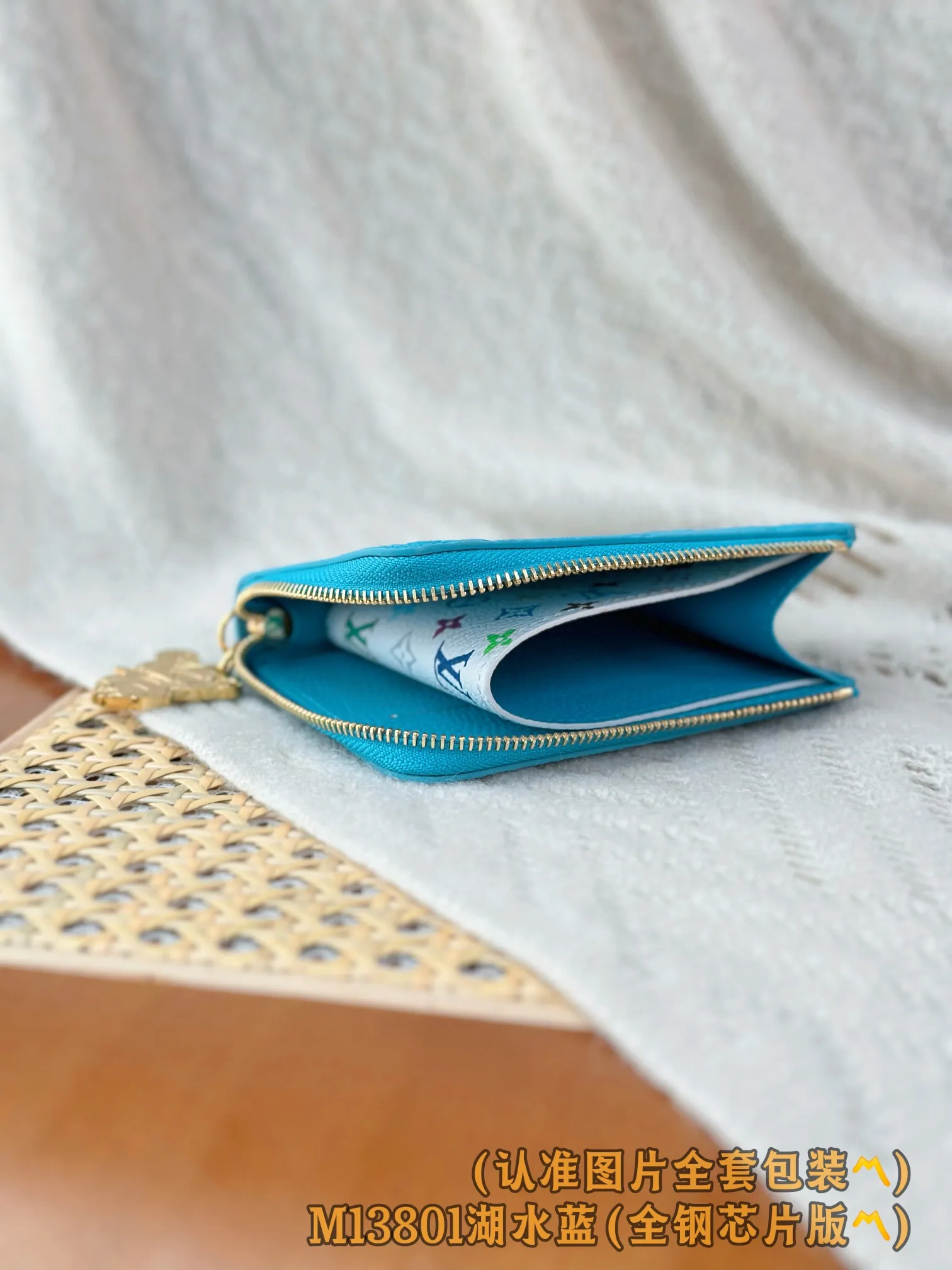 💰640 [Genuine grade] [Special grade MB high-elastic fabric] M13801 Lake Blue (〽️A-grade all-steel version〽️) Personalized customization! Transcoding chip, Noa small wallet, this Noa small wallet is made of Louis Vuitton's classic Monogram cowhide! It has a compact square design and a distinctive L-shaped zipper, and the interior is lined with colorful leather. The wallet features six compartments for business cards, as well as roomy fold-out pockets.  11 x 8.5 x 1.5 cm (length x height x width).