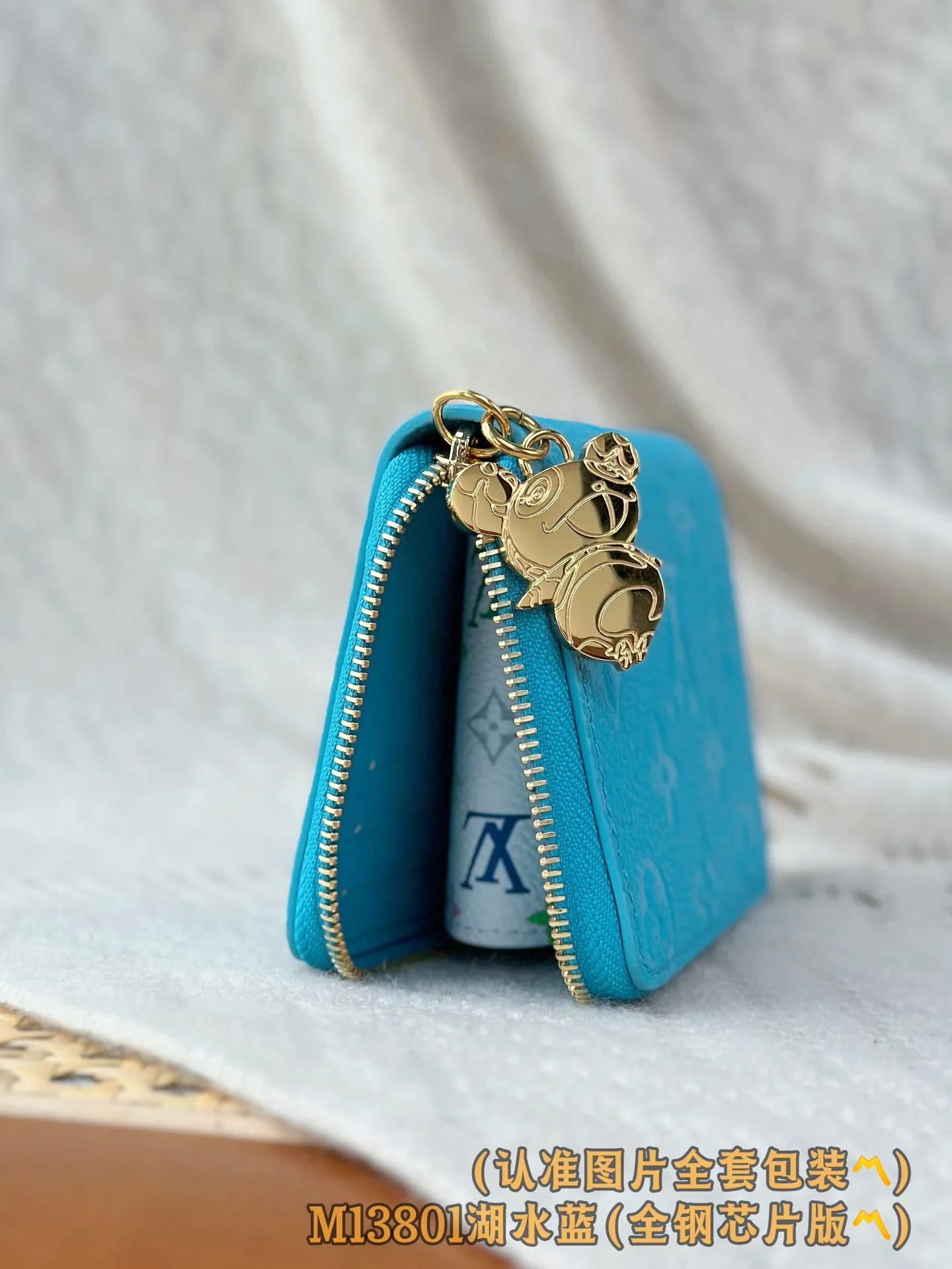 💰640 [Genuine grade] [Special grade MB high-elastic fabric] M13801 Lake Blue (〽️A-grade all-steel version〽️) Personalized customization! Transcoding chip, Noa small wallet, this Noa small wallet is made of Louis Vuitton's classic Monogram cowhide! It has a compact square design and a distinctive L-shaped zipper, and the interior is lined with colorful leather. The wallet features six compartments for business cards, as well as roomy fold-out pockets.  11 x 8.5 x 1.5 cm (length x height x width).