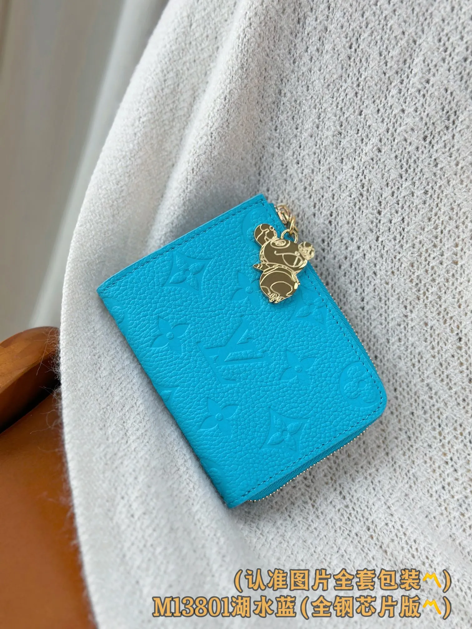 💰640 [Genuine grade] [Special grade MB high-elastic fabric] M13801 Lake Blue (〽️A-grade all-steel version〽️) Personalized customization! Transcoding chip, Noa small wallet, this Noa small wallet is made of Louis Vuitton's classic Monogram cowhide! It has a compact square design and a distinctive L-shaped zipper, and the interior is lined with colorful leather. The wallet features six compartments for business cards, as well as roomy fold-out pockets.  11 x 8.5 x 1.5 cm (length x height x width).