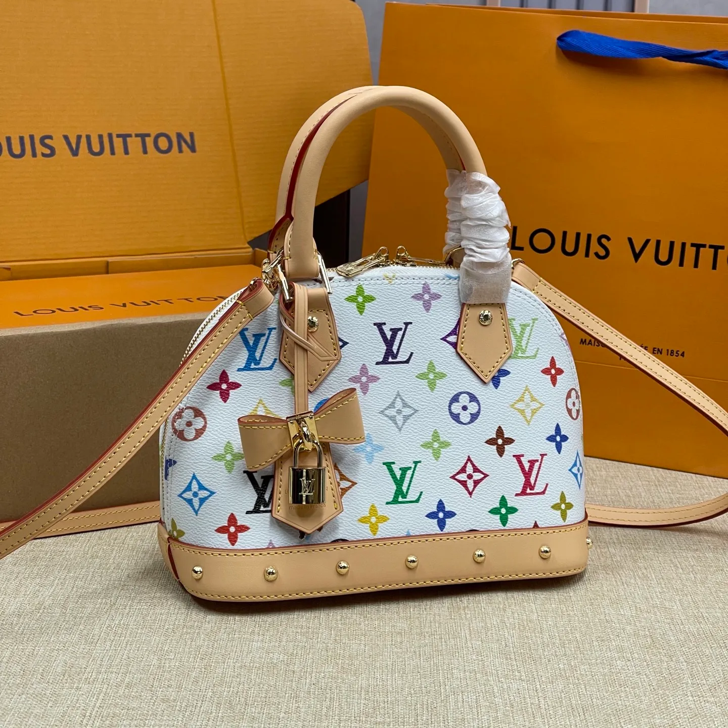 [Upgraded version] P580💰 Upgraded version Three-color LV ALMA BB new model shell bag💝With complete packaging💖Model: M13078 The interior space is sufficient, and it is a relatively cost-effective LV bag under 10,000 yuan. The small size can be carried on the shoulder or the alma handbag originated in 1934. Over time, it has gradually evolved in shape from a square-cornered travel bag to today's representative of elegant women's handbags❣️Size: 23.5x17.5 x 11.5 cm (length x height x width) -Natural cowhide trim and key cover -Hand-held or cross-body -Double zipper closure with padlock -1 inner patch pocket -Cotton lining - Protective rivets on the bottom of the bag