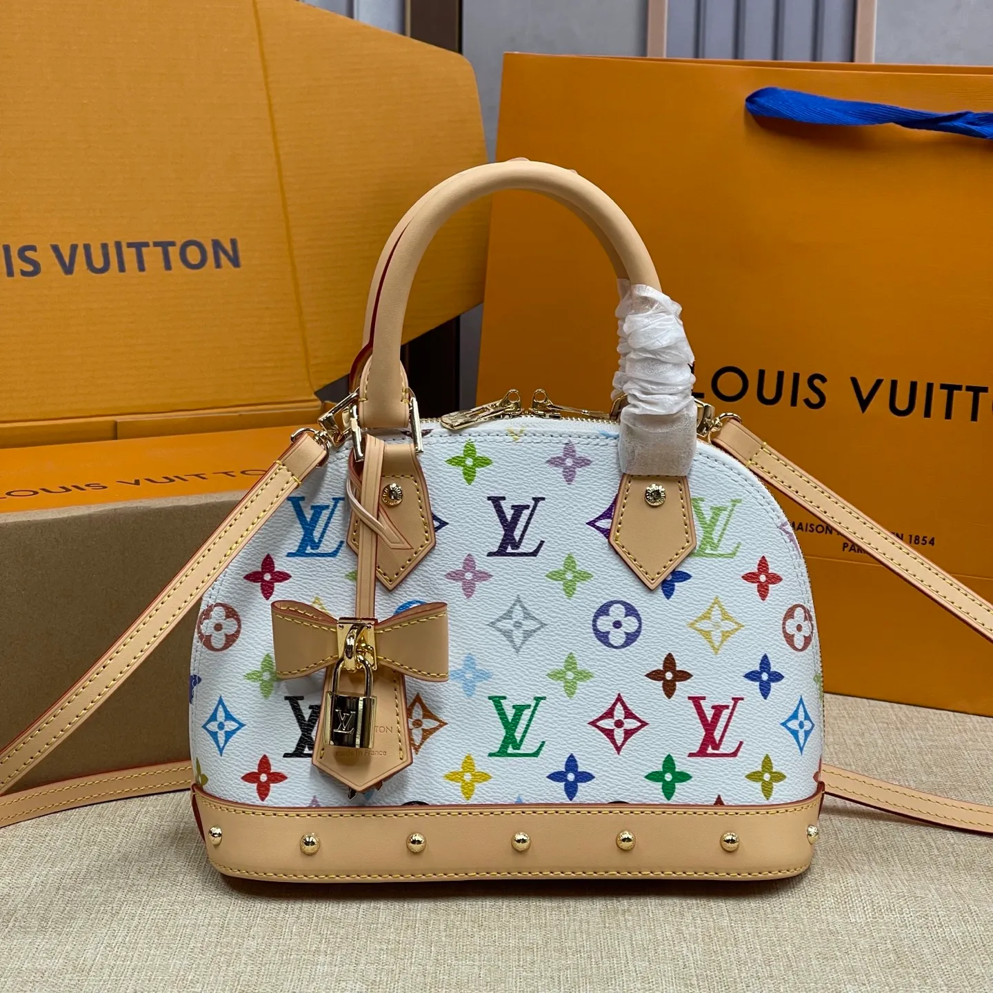 [Upgraded version] P580💰 Upgraded version Three-color LV ALMA BB new model shell bag💝With complete packaging💖Model: M13078 The interior space is sufficient, and it is a relatively cost-effective LV bag under 10,000 yuan. The small size can be carried on the shoulder or the alma handbag originated in 1934. Over time, it has gradually evolved in shape from a square-cornered travel bag to today's representative of elegant women's handbags❣️Size: 23.5x17.5 x 11.5 cm (length x height x width) -Natural cowhide trim and key cover -Hand-held or cross-body -Double zipper closure with padlock -1 inner patch pocket -Cotton lining - Protective rivets on the bottom of the bag