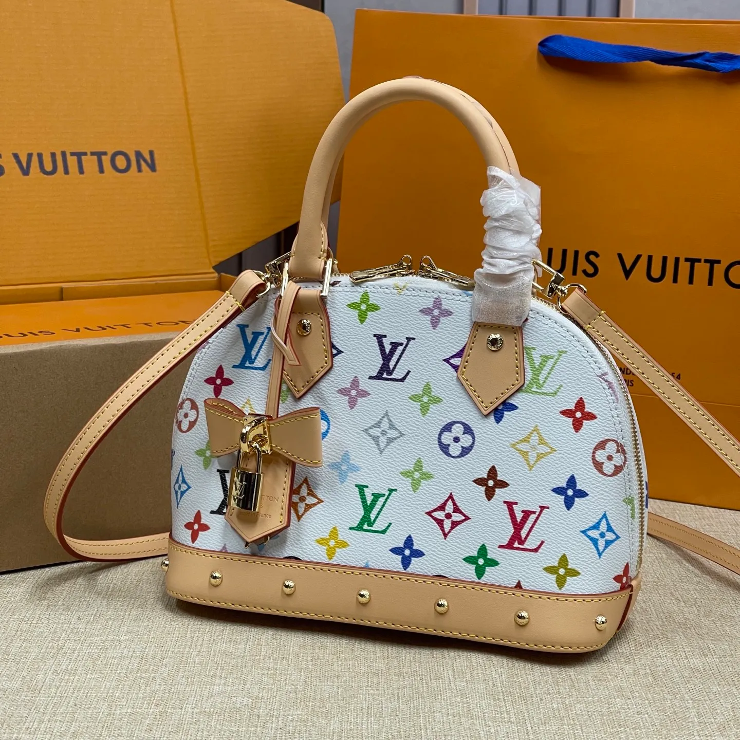 [Upgraded version] P580💰 Upgraded version Three-color LV ALMA BB new model shell bag💝With complete packaging💖Model: M13078 The interior space is sufficient, and it is a relatively cost-effective LV bag under 10,000 yuan. The small size can be carried on the shoulder or the alma handbag originated in 1934. Over time, it has gradually evolved in shape from a square-cornered travel bag to today's representative of elegant women's handbags❣️Size: 23.5x17.5 x 11.5 cm (length x height x width) -Natural cowhide trim and key cover -Hand-held or cross-body -Double zipper closure with padlock -1 inner patch pocket -Cotton lining - Protective rivets on the bottom of the bag