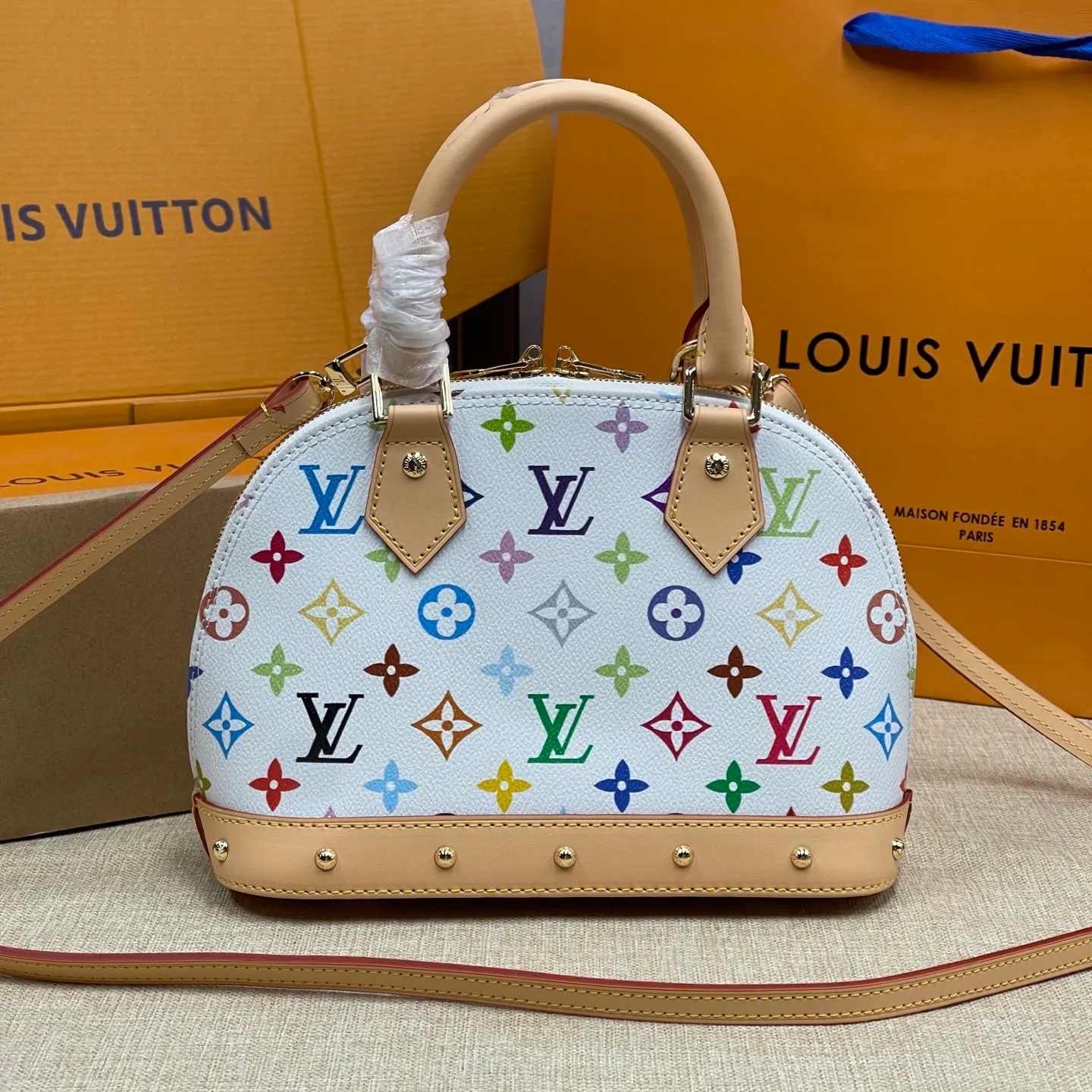 [Upgraded version] P580💰 Upgraded version Three-color LV ALMA BB new model shell bag💝With complete packaging💖Model: M13078 The interior space is sufficient, and it is a relatively cost-effective LV bag under 10,000 yuan. The small size can be carried on the shoulder or the alma handbag originated in 1934. Over time, it has gradually evolved in shape from a square-cornered travel bag to today's representative of elegant women's handbags❣️Size: 23.5x17.5 x 11.5 cm (length x height x width) -Natural cowhide trim and key cover -Hand-held or cross-body -Double zipper closure with padlock -1 inner patch pocket -Cotton lining - Protective rivets on the bottom of the bag