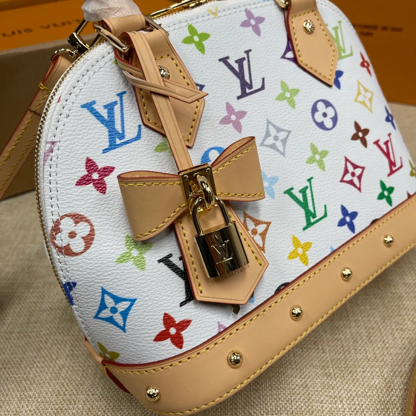 [Upgraded version] P580💰 Upgraded version Three-color LV ALMA BB new model shell bag💝With complete packaging💖Model: M13078 The interior space is sufficient, and it is a relatively cost-effective LV bag under 10,000 yuan. The small size can be carried on the shoulder or the alma handbag originated in 1934. Over time, it has gradually evolved in shape from a square-cornered travel bag to today's representative of elegant women's handbags❣️Size: 23.5x17.5 x 11.5 cm (length x height x width) -Natural cowhide trim and key cover -Hand-held or cross-body -Double zipper closure with padlock -1 inner patch pocket -Cotton lining - Protective rivets on the bottom of the bag