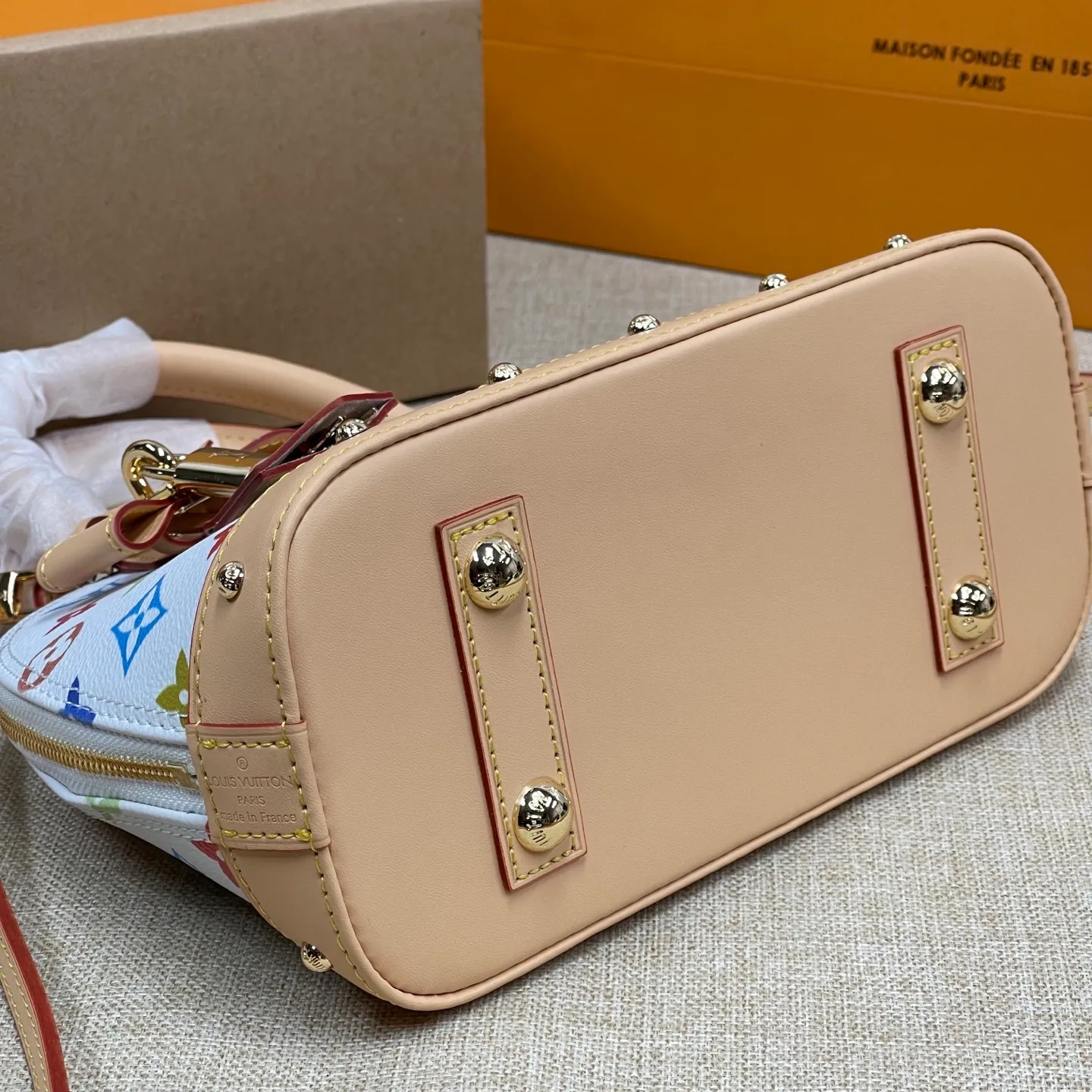 [Upgraded version] P580💰 Upgraded version Three-color LV ALMA BB new model shell bag💝With complete packaging💖Model: M13078 The interior space is sufficient, and it is a relatively cost-effective LV bag under 10,000 yuan. The small size can be carried on the shoulder or the alma handbag originated in 1934. Over time, it has gradually evolved in shape from a square-cornered travel bag to today's representative of elegant women's handbags❣️Size: 23.5x17.5 x 11.5 cm (length x height x width) -Natural cowhide trim and key cover -Hand-held or cross-body -Double zipper closure with padlock -1 inner patch pocket -Cotton lining - Protective rivets on the bottom of the bag