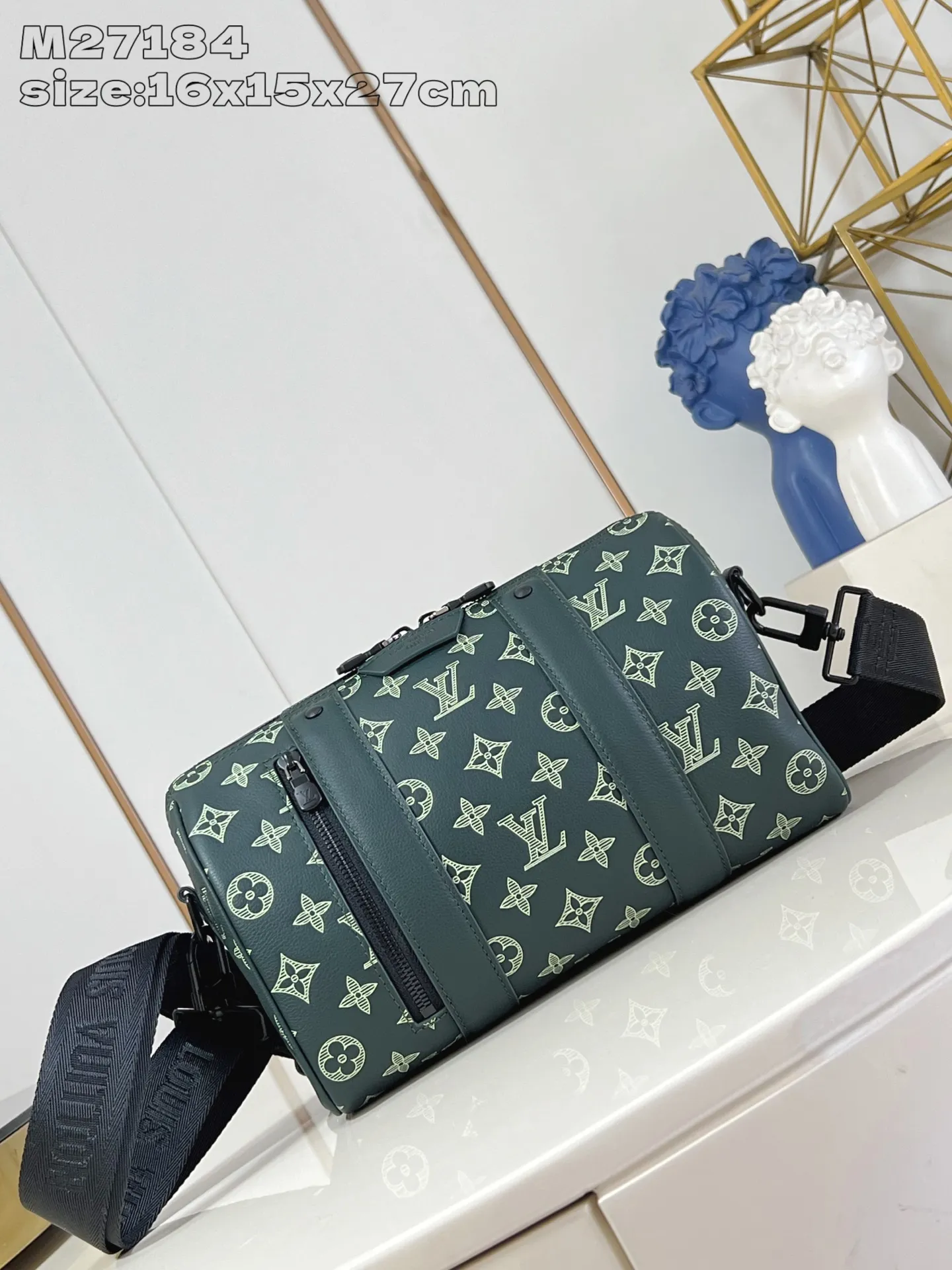 💰1020 (top layer leather) top original order M27184] This City Keepall handbag is made of soft Monogram Shadow cow leather with Monogram embossing and printing on the surface. Leather-reinforced straps and signature silhouettes continue the classic details of the Keepall collection. The detachable and adjustable shoulder strap provides flexible carrying methods such as shoulder and cross-body carrying. 16.5 x 15 x 27.5 cm (height x width x length)