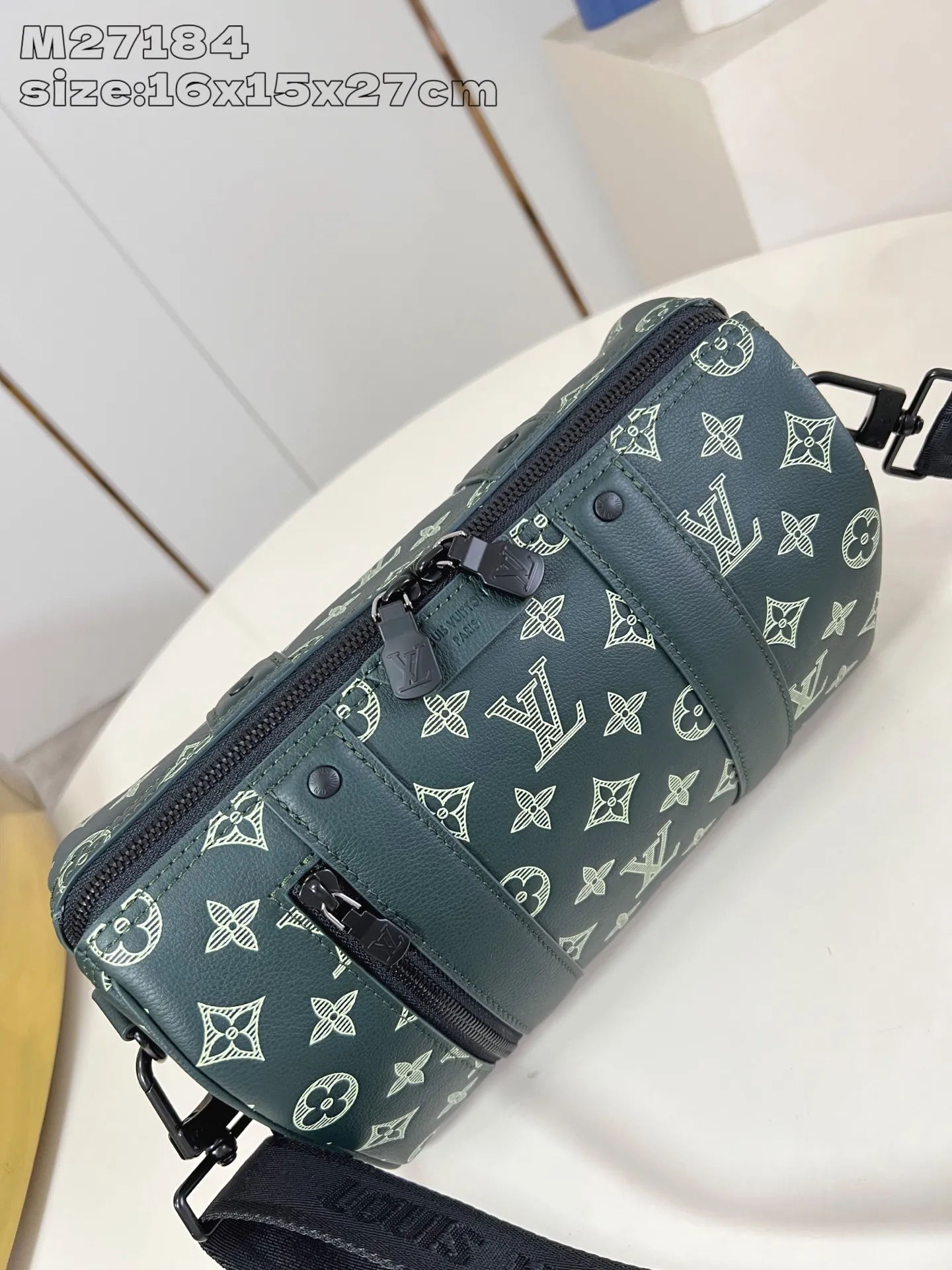 💰1020 (top layer leather) top original order M27184] This City Keepall handbag is made of soft Monogram Shadow cow leather with Monogram embossing and printing on the surface. Leather-reinforced straps and signature silhouettes continue the classic details of the Keepall collection. The detachable and adjustable shoulder strap provides flexible carrying methods such as shoulder and cross-body carrying. 16.5 x 15 x 27.5 cm (height x width x length)