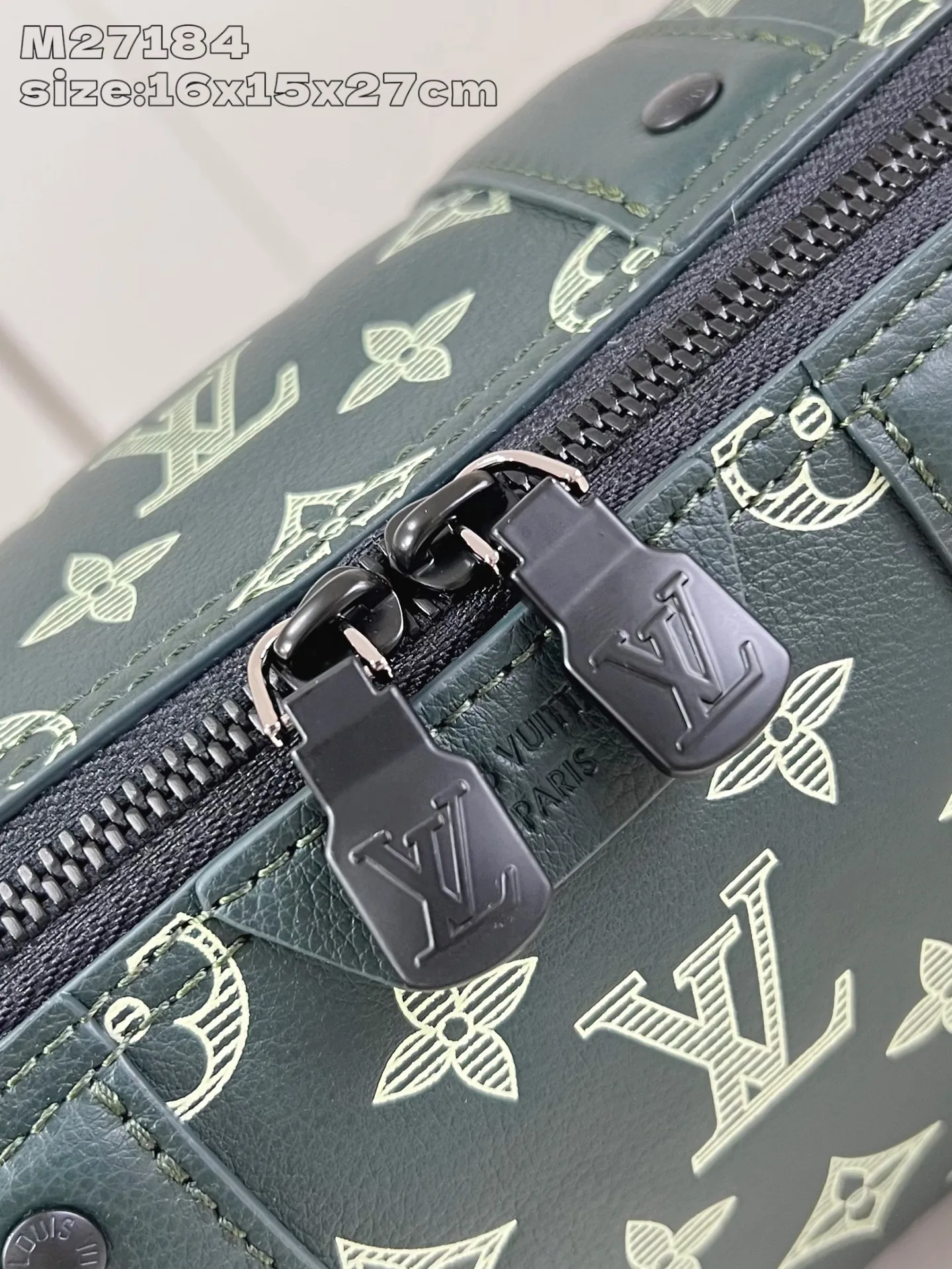 💰1020 (top layer leather) top original order M27184] This City Keepall handbag is made of soft Monogram Shadow cow leather with Monogram embossing and printing on the surface. Leather-reinforced straps and signature silhouettes continue the classic details of the Keepall collection. The detachable and adjustable shoulder strap provides flexible carrying methods such as shoulder and cross-body carrying. 16.5 x 15 x 27.5 cm (height x width x length)