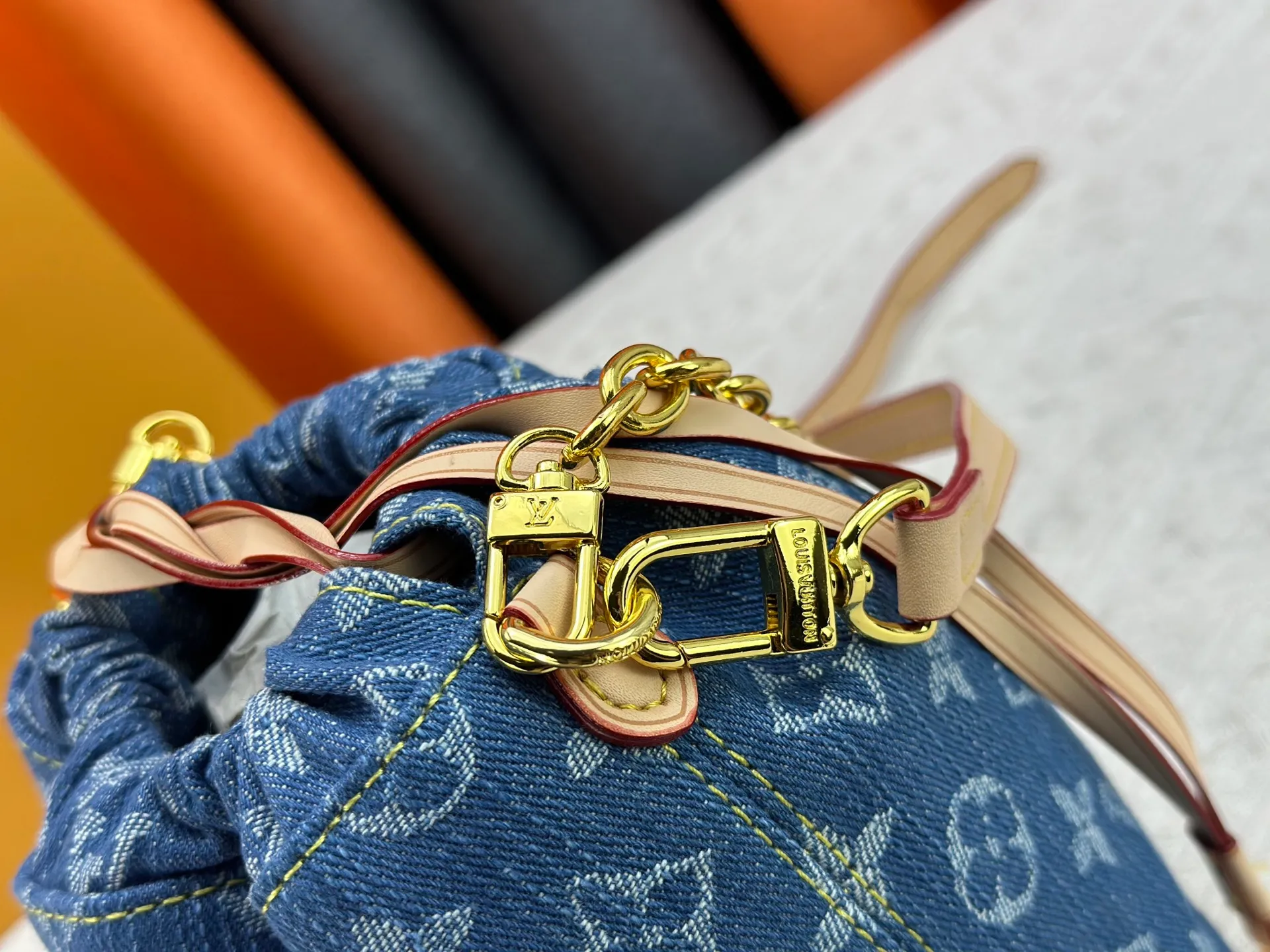 P260 Upgraded version of LV M83043 denim bucket bag Large-capacity shoulder crossbody bag Made of exquisite inlay work, classic and versatile, irresistible. Super elegant and full of high-end sense. A must-have for Jimei. Size: 18 20
