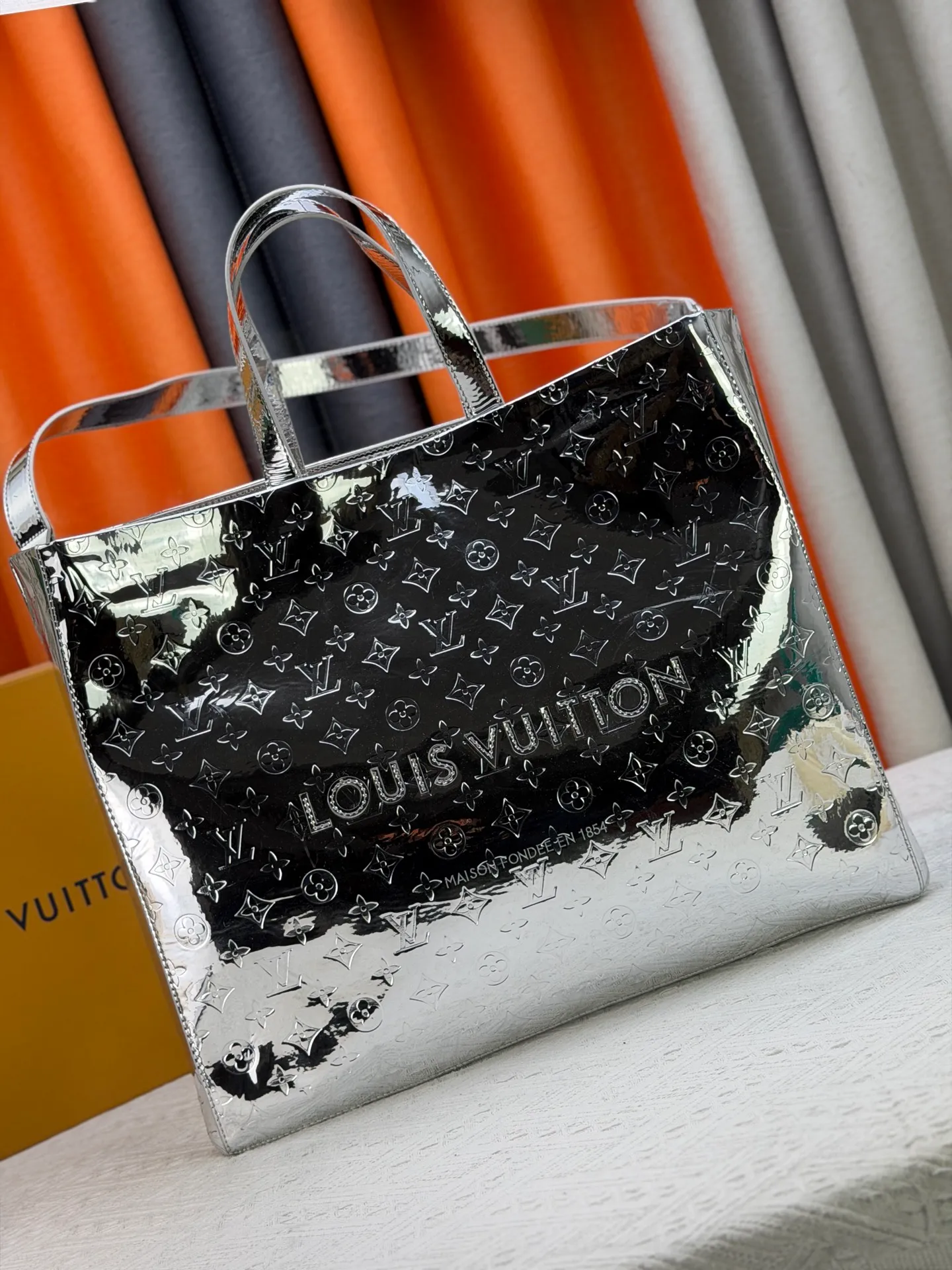 P320 M24457 Silver Gunmetal Gradient Pink Blue Plaid Yellow Plaid Gradient Blue Presbyopic Plaid Gradient Purple Grass Green Pink Black Orange Blue Green Gray Presbyopia Plaid Black Crocodile Orange Crocodile This Shopper medium handbag draws inspiration from Louis Vuitton shopping bags, expressing Louis Vuitton and Maison Fondée En 1854 in soft cow leather. Lettering, top handle and removable shoulder strap. Dimensions: 42x34x16cm