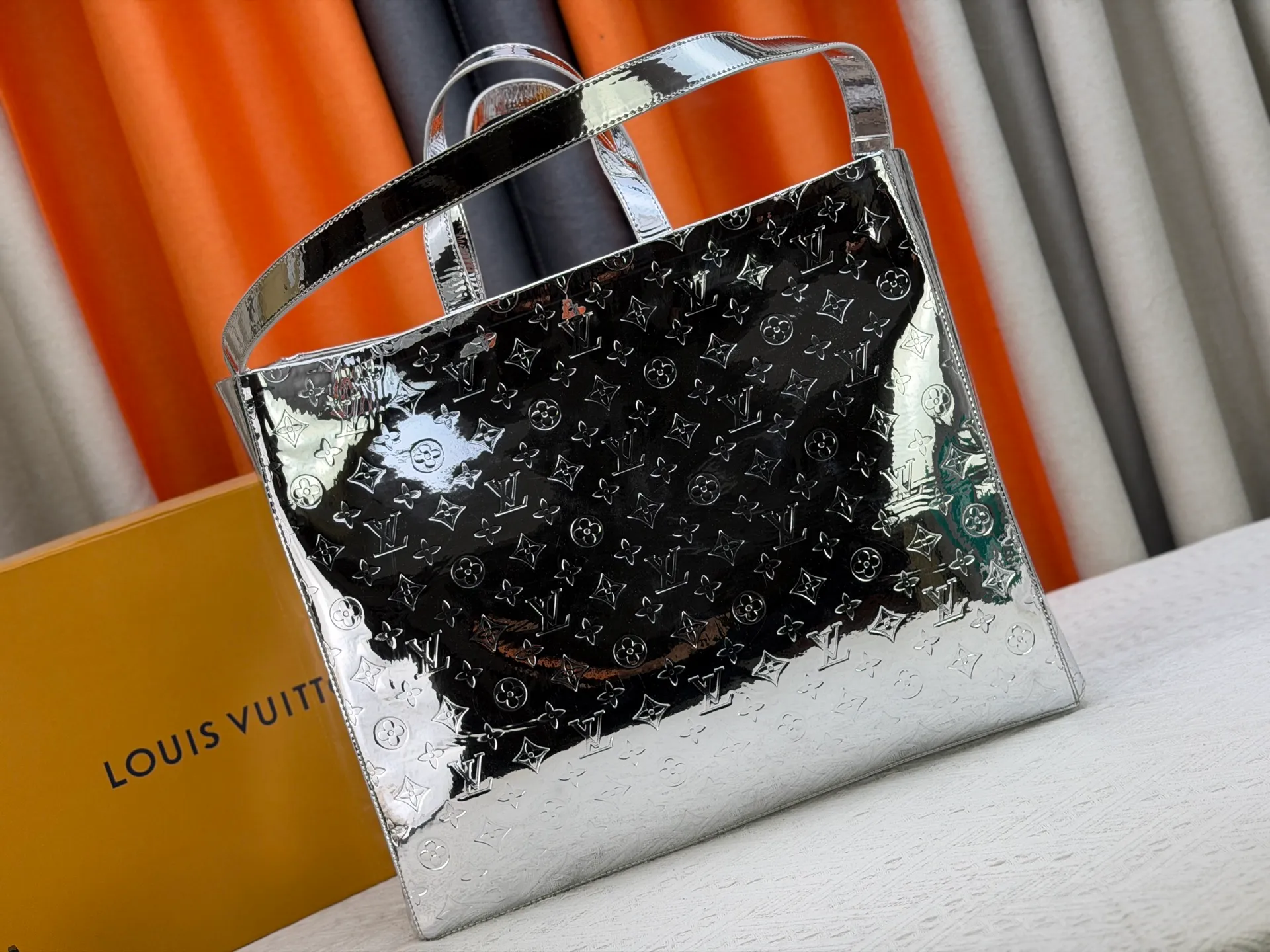 P320 M24457 Silver Gunmetal Gradient Pink Blue Plaid Yellow Plaid Gradient Blue Presbyopic Plaid Gradient Purple Grass Green Pink Black Orange Blue Green Gray Presbyopia Plaid Black Crocodile Orange Crocodile This Shopper medium handbag draws inspiration from Louis Vuitton shopping bags, expressing Louis Vuitton and Maison Fondée En 1854 in soft cow leather. Lettering, top handle and removable shoulder strap. Dimensions: 42x34x16cm