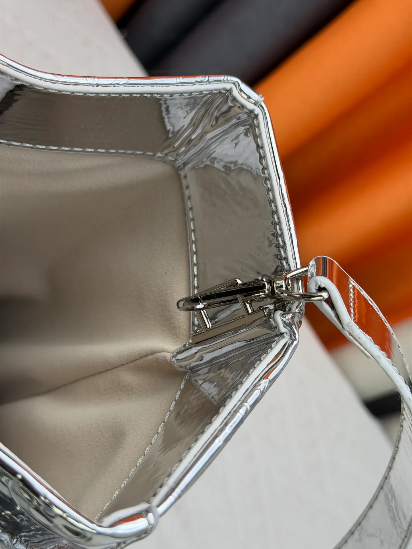 P320 M24457 Silver Gunmetal Gradient Pink Blue Plaid Yellow Plaid Gradient Blue Presbyopic Plaid Gradient Purple Grass Green Pink Black Orange Blue Green Gray Presbyopia Plaid Black Crocodile Orange Crocodile This Shopper medium handbag draws inspiration from Louis Vuitton shopping bags, expressing Louis Vuitton and Maison Fondée En 1854 in soft cow leather. Lettering, top handle and removable shoulder strap. Dimensions: 42x34x16cm