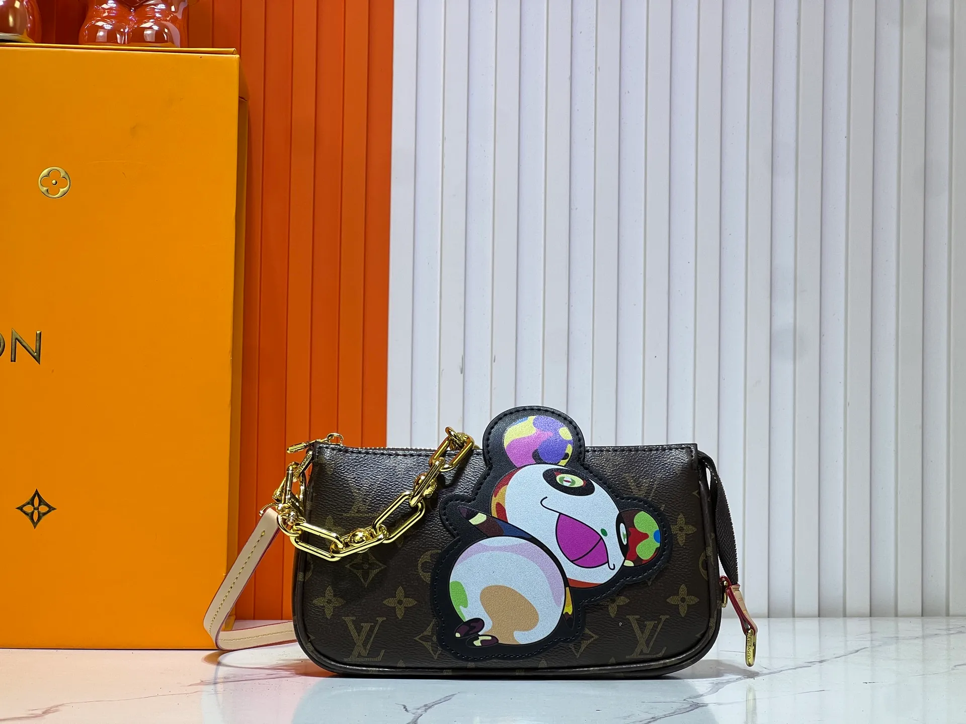 Batch 240💰M13440 This Pochette Accessoires handbag is made of Monogram coated canvas, injecting lively personality into the Louis Vuitton x Murakami reissue series. The colorful panda image created by the artist renews the classic silhouette, and the zipper design allows for secure storage of daily items. The cowhide leather shoulder strap and dazzling chain are both detachable, allowing for a variety of carrying options. Size: 22X13X4cm