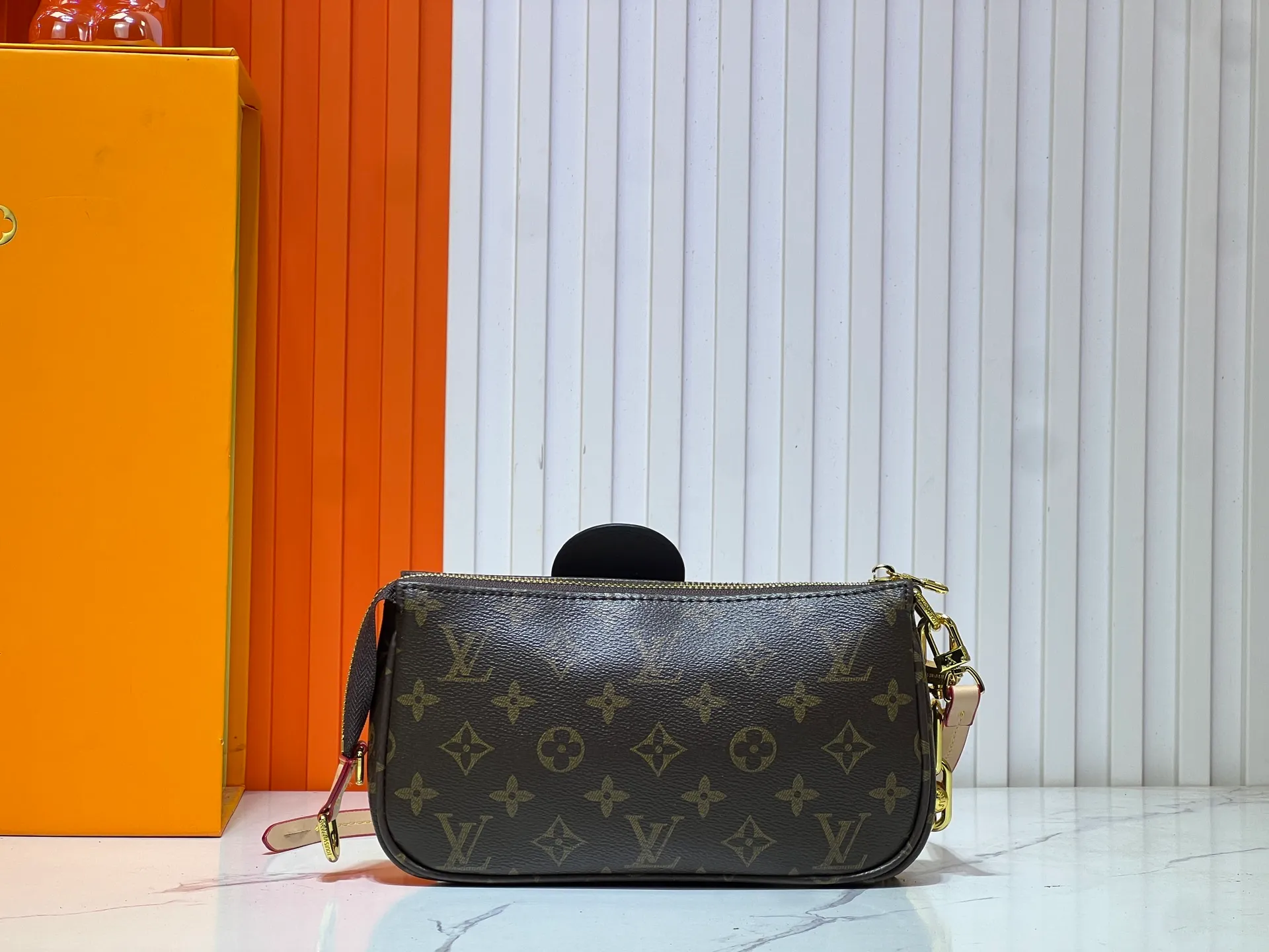 Batch 240💰M13440 This Pochette Accessoires handbag is made of Monogram coated canvas, injecting lively personality into the Louis Vuitton x Murakami reissue series. The colorful panda image created by the artist renews the classic silhouette, and the zipper design allows for secure storage of daily items. The cowhide leather shoulder strap and dazzling chain are both detachable, allowing for a variety of carrying options. Size: 22X13X4cm