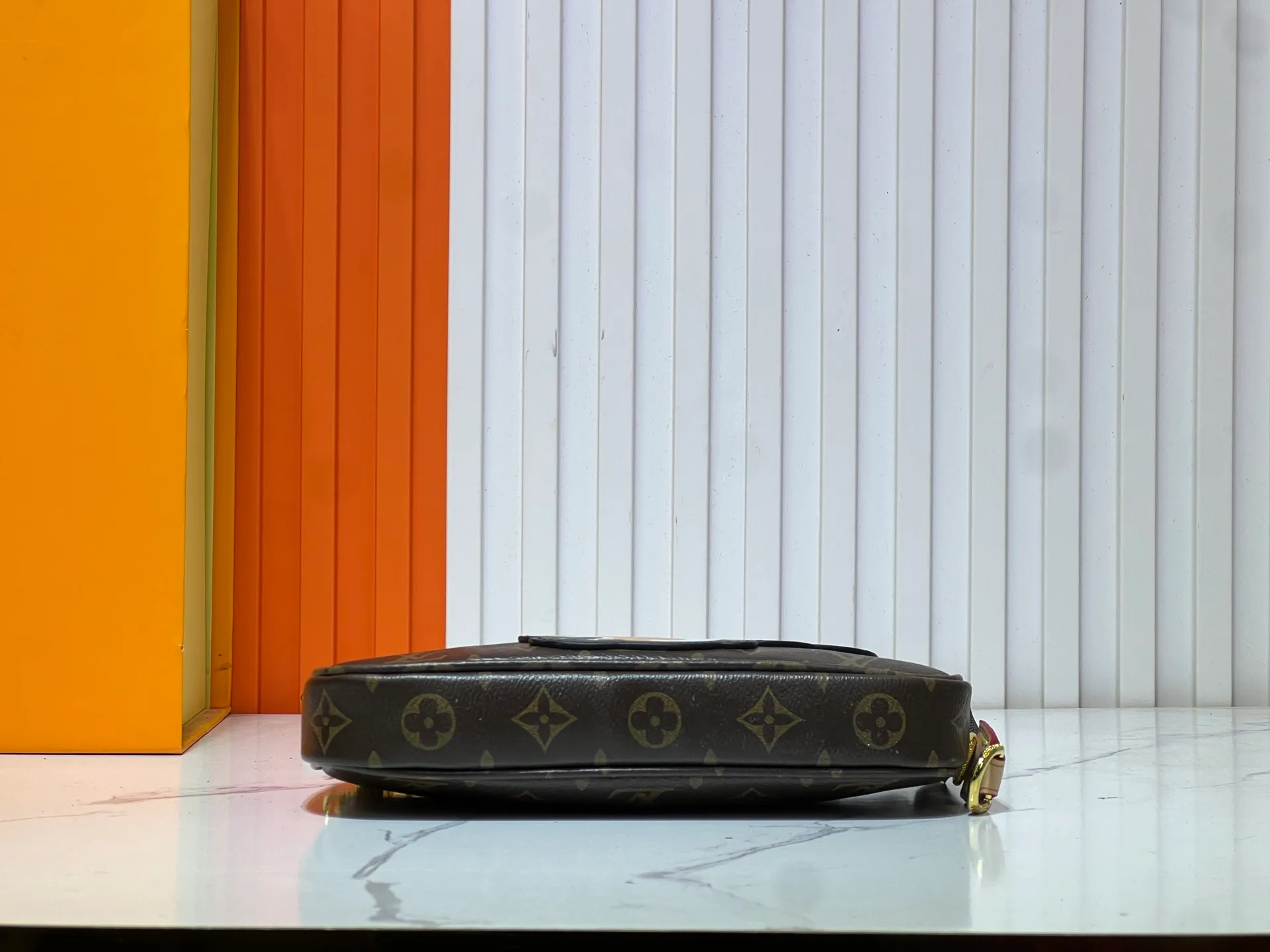 Batch 240💰M13440 This Pochette Accessoires handbag is made of Monogram coated canvas, injecting lively personality into the Louis Vuitton x Murakami reissue series. The colorful panda image created by the artist renews the classic silhouette, and the zipper design allows for secure storage of daily items. The cowhide leather shoulder strap and dazzling chain are both detachable, allowing for a variety of carrying options. Size: 22X13X4cm
