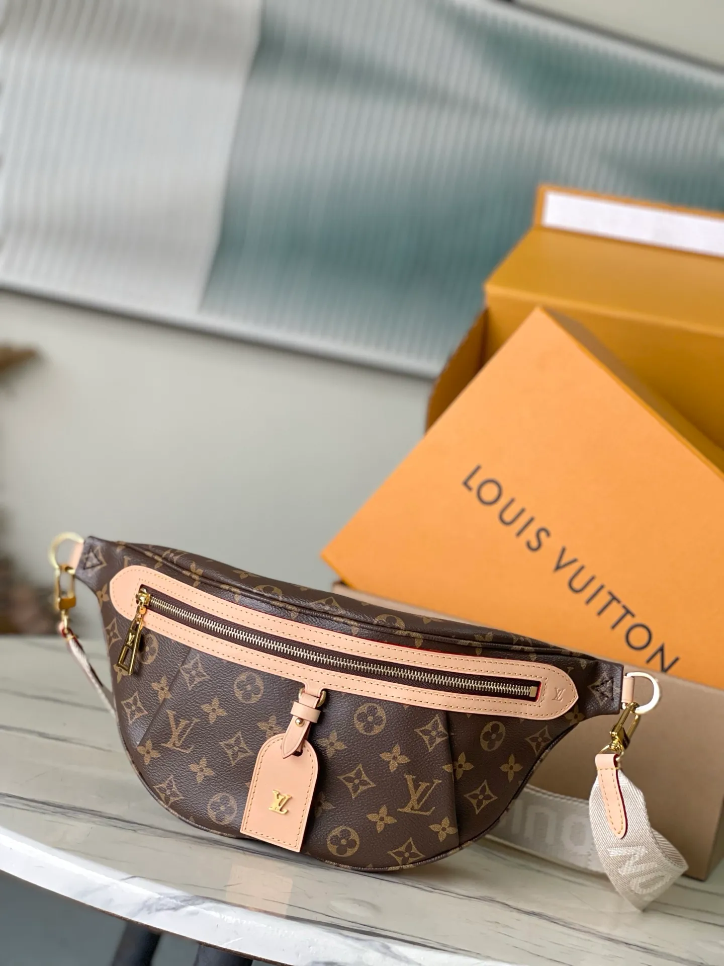 💰800 The top original M46784 High Rise waist bag is made of soft Monogram coated canvas to create a close-fitting structure. The lightweight design can be placed on the inside of a jacket. The cowhide leather has a detachable name tag and can be tied with a fabric shoulder strap for a sporty look. Dimensions: 38 × 16 × 8 cm