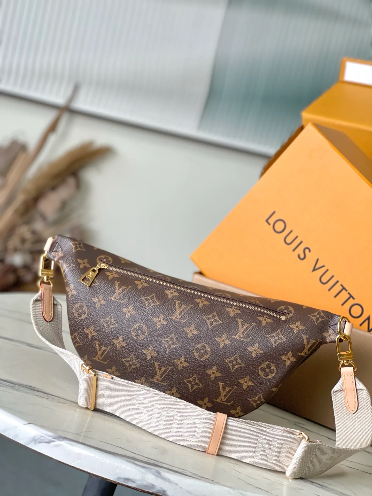 💰800 The top original M46784 High Rise waist bag is made of soft Monogram coated canvas to create a close-fitting structure. The lightweight design can be placed on the inside of a jacket. The cowhide leather has a detachable name tag and can be tied with a fabric shoulder strap for a sporty look. Dimensions: 38 × 16 × 8 cm