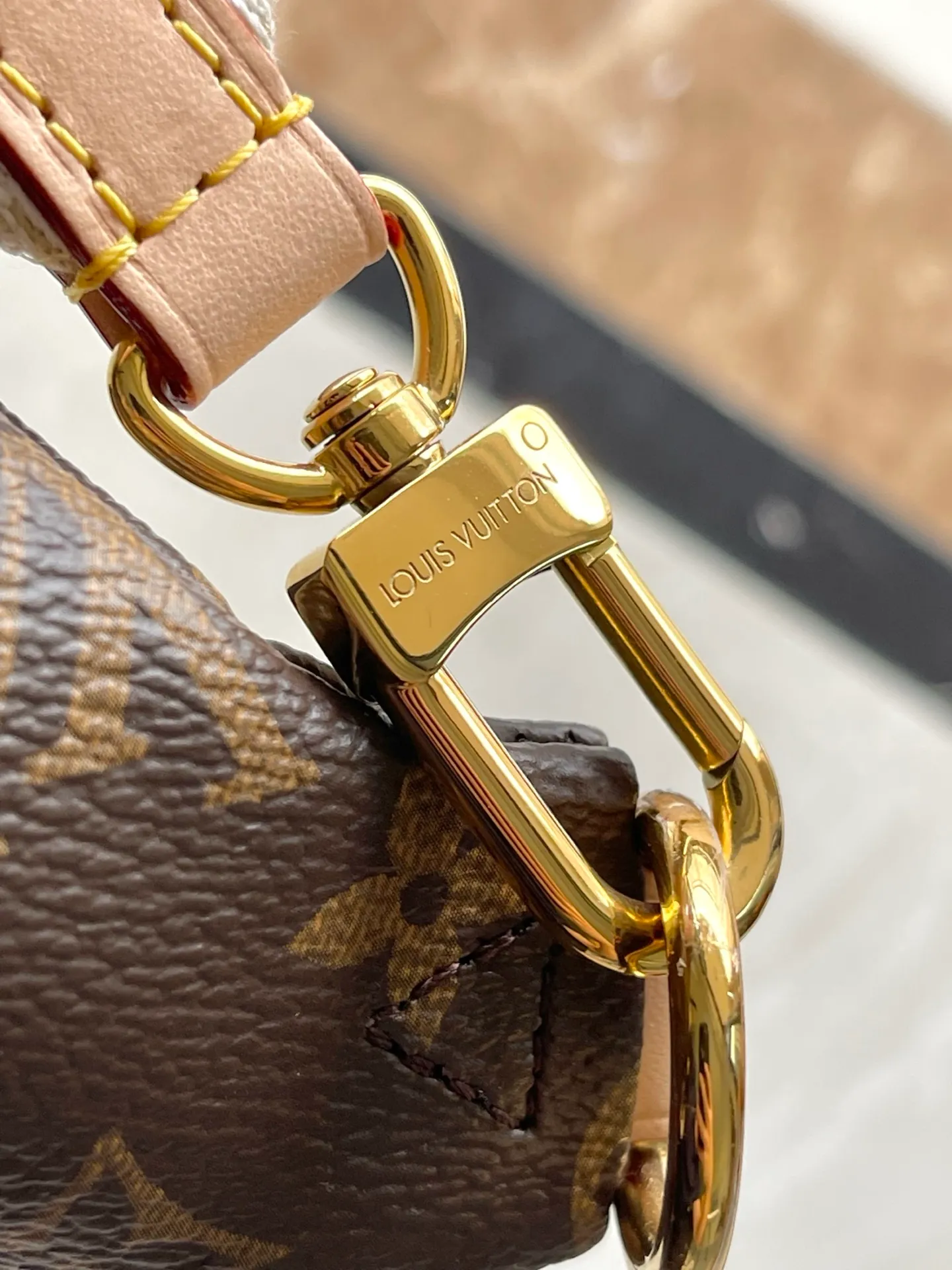 💰800 The top original M46784 High Rise waist bag is made of soft Monogram coated canvas to create a close-fitting structure. The lightweight design can be placed on the inside of a jacket. The cowhide leather has a detachable name tag and can be tied with a fabric shoulder strap for a sporty look. Dimensions: 38 × 16 × 8 cm