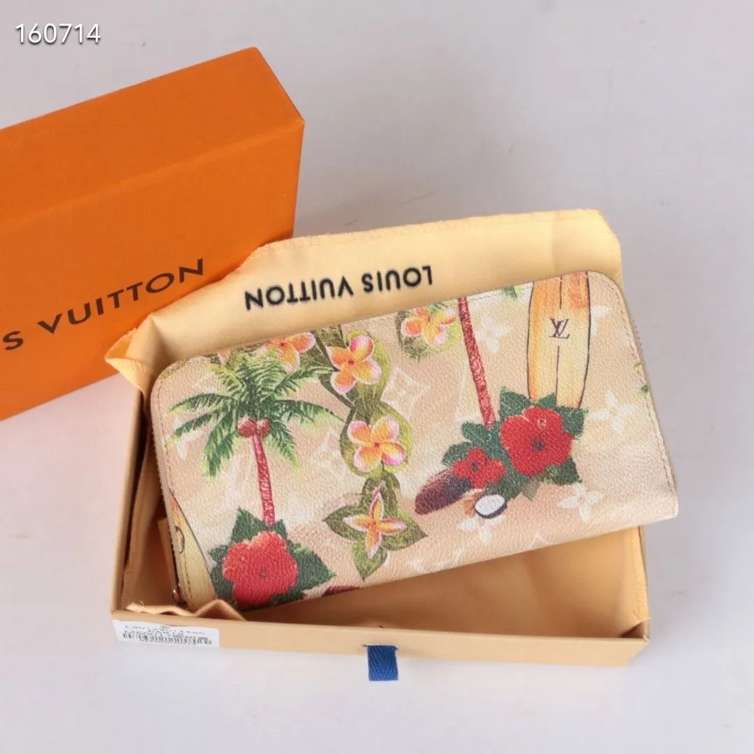 P150💰 60017 Coconut Yellow New Product This brand’s much-loved bagged universal wallet is made of colorful Monogram Surfin’ 2024.5 new coated canvas, full of retro flavor. The multi-layered pattern combines tropical design elements with iconic Louis Vuitton patterns. Small and stylish, the wallet fits into any pocket and features a business card holder, interior pocket and convenient exterior pocket. Dimensions 19.5 x 10.5 x 2.5 cm 60017 80857 63095.