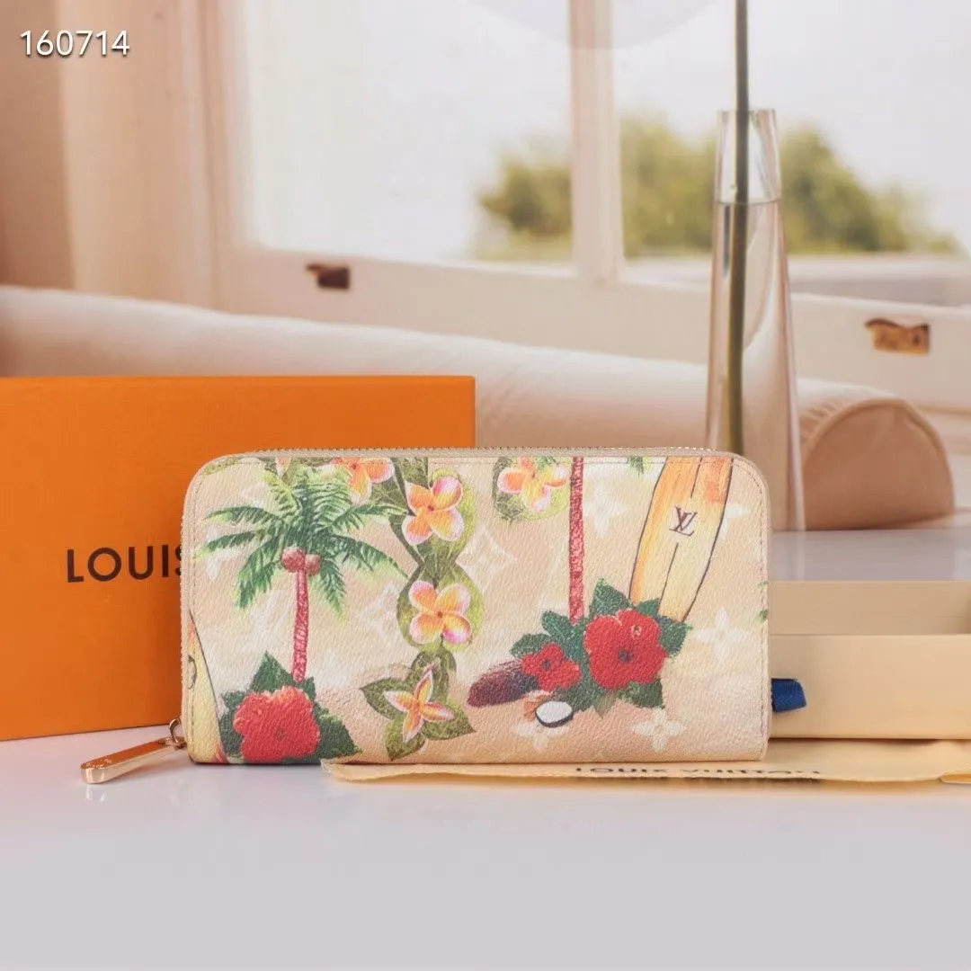 P150💰 60017 Coconut Yellow New Product This brand’s much-loved bagged universal wallet is made of colorful Monogram Surfin’ 2024.5 new coated canvas, full of retro flavor. The multi-layered pattern combines tropical design elements with iconic Louis Vuitton patterns. Small and stylish, the wallet fits into any pocket and features a business card holder, interior pocket and convenient exterior pocket. Dimensions 19.5 x 10.5 x 2.5 cm 60017 80857 63095.