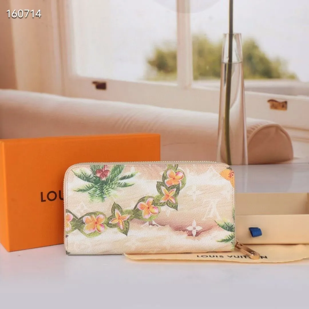P150💰 60017 Coconut Yellow New Product This brand’s much-loved bagged universal wallet is made of colorful Monogram Surfin’ 2024.5 new coated canvas, full of retro flavor. The multi-layered pattern combines tropical design elements with iconic Louis Vuitton patterns. Small and stylish, the wallet fits into any pocket and features a business card holder, interior pocket and convenient exterior pocket. Dimensions 19.5 x 10.5 x 2.5 cm 60017 80857 63095.