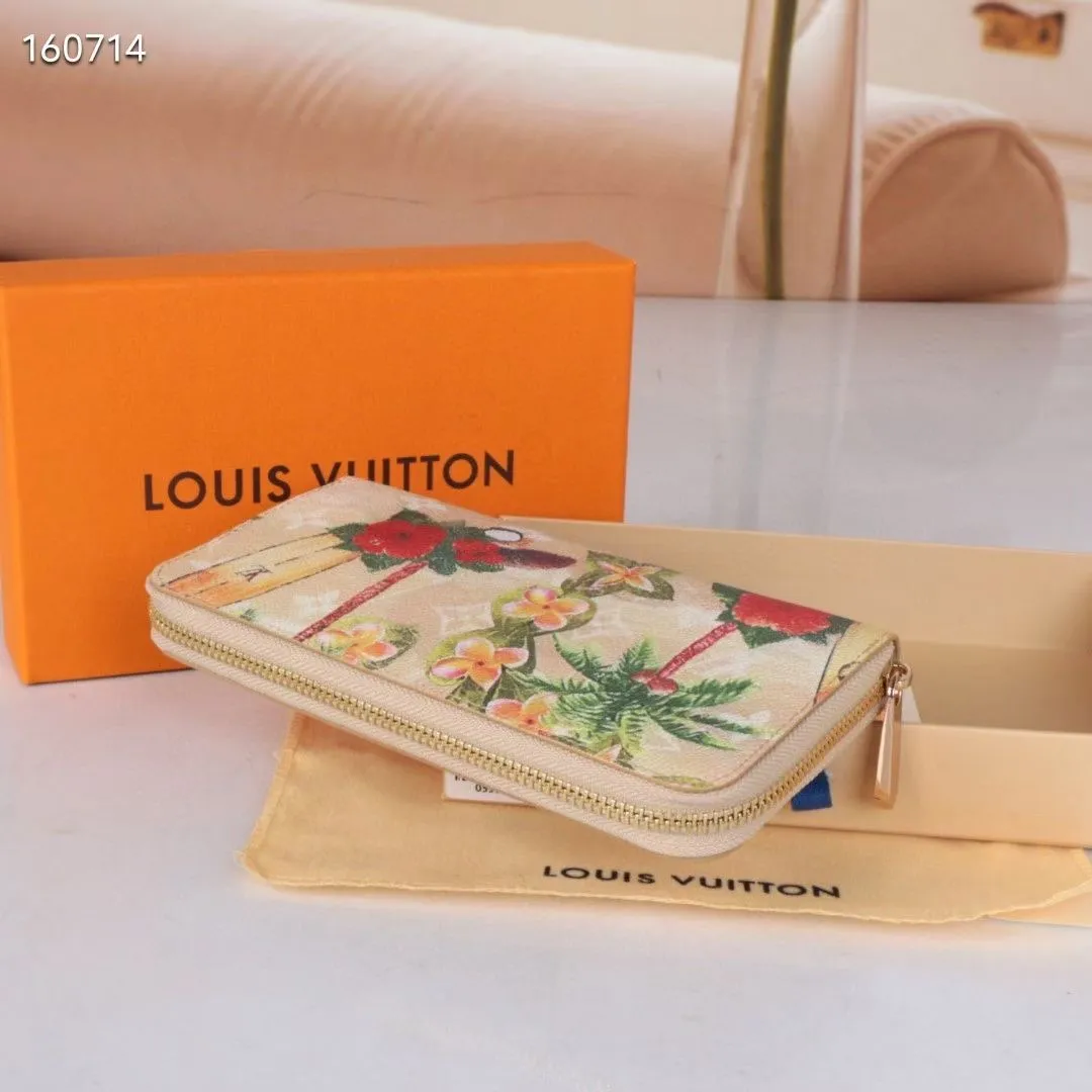 P150💰 60017 Coconut Yellow New Product This brand’s much-loved bagged universal wallet is made of colorful Monogram Surfin’ 2024.5 new coated canvas, full of retro flavor. The multi-layered pattern combines tropical design elements with iconic Louis Vuitton patterns. Small and stylish, the wallet fits into any pocket and features a business card holder, interior pocket and convenient exterior pocket. Dimensions 19.5 x 10.5 x 2.5 cm 60017 80857 63095.