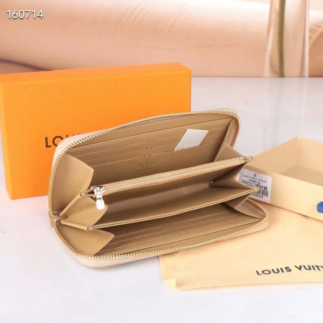 P150💰 60017 Coconut Yellow New Product This brand’s much-loved bagged universal wallet is made of colorful Monogram Surfin’ 2024.5 new coated canvas, full of retro flavor. The multi-layered pattern combines tropical design elements with iconic Louis Vuitton patterns. Small and stylish, the wallet fits into any pocket and features a business card holder, interior pocket and convenient exterior pocket. Dimensions 19.5 x 10.5 x 2.5 cm 60017 80857 63095.