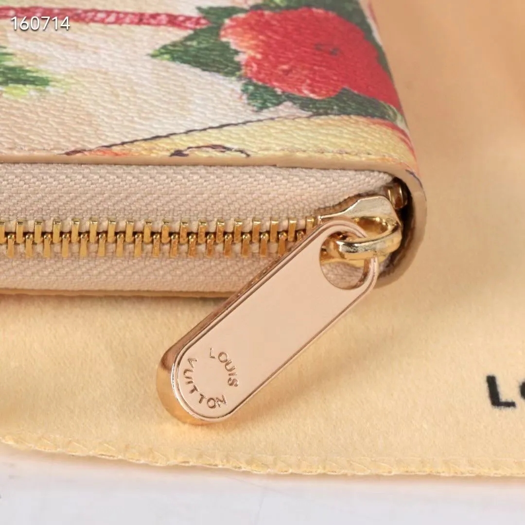 P150💰 60017 Coconut Yellow New Product This brand’s much-loved bagged universal wallet is made of colorful Monogram Surfin’ 2024.5 new coated canvas, full of retro flavor. The multi-layered pattern combines tropical design elements with iconic Louis Vuitton patterns. Small and stylish, the wallet fits into any pocket and features a business card holder, interior pocket and convenient exterior pocket. Dimensions 19.5 x 10.5 x 2.5 cm 60017 80857 63095.