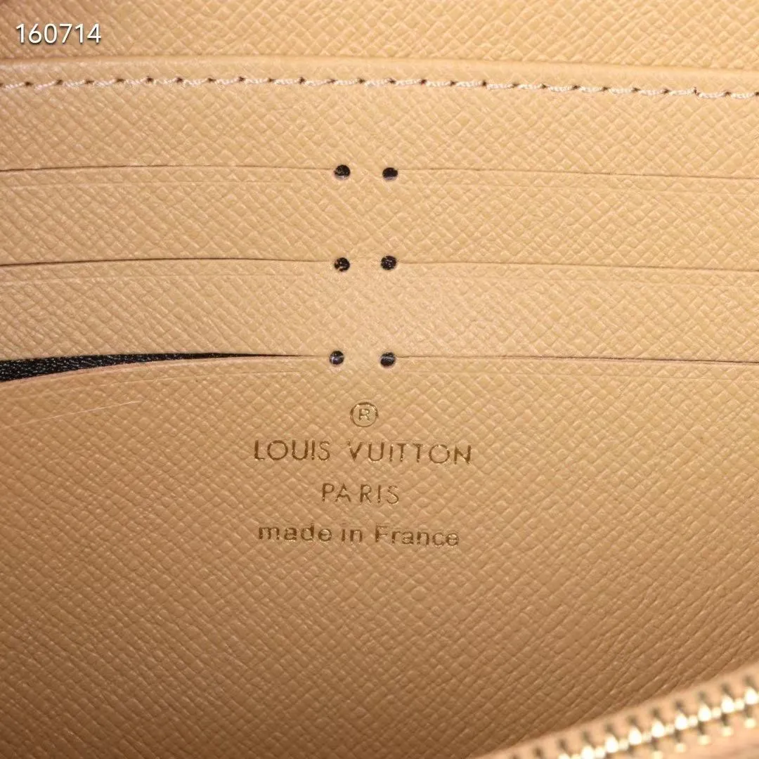 P150💰 60017 Coconut Yellow New Product This brand’s much-loved bagged universal wallet is made of colorful Monogram Surfin’ 2024.5 new coated canvas, full of retro flavor. The multi-layered pattern combines tropical design elements with iconic Louis Vuitton patterns. Small and stylish, the wallet fits into any pocket and features a business card holder, interior pocket and convenient exterior pocket. Dimensions 19.5 x 10.5 x 2.5 cm 60017 80857 63095.