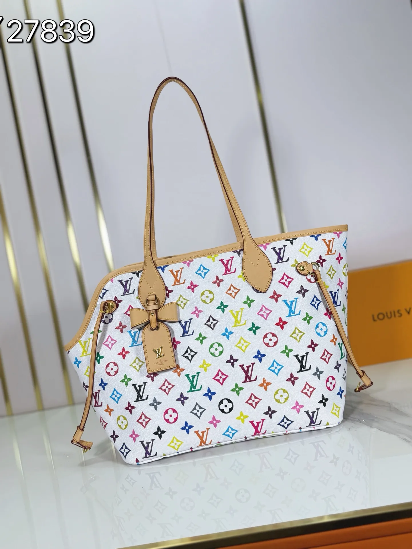 P240 M27787 M27839 New version Upgraded original version This Neverfull medium handbag is drawn from the Louis Vuitton x Takashi Murakami reissue series. It uses colorful Monogram coated canvas to create a delicate configuration, and cleverly reinterprets the brand's classic elements with the smart style of Japanese artist Takashi Murakami. The tote bag has straps on both sides that can be tightened or stretched to create a unique look. The slim handle makes it easy to carry over the shoulder or elbow, and the removable zipper bag can be used as a clutch or pocket.  28 x 14 x 31 cm (height x width x length)