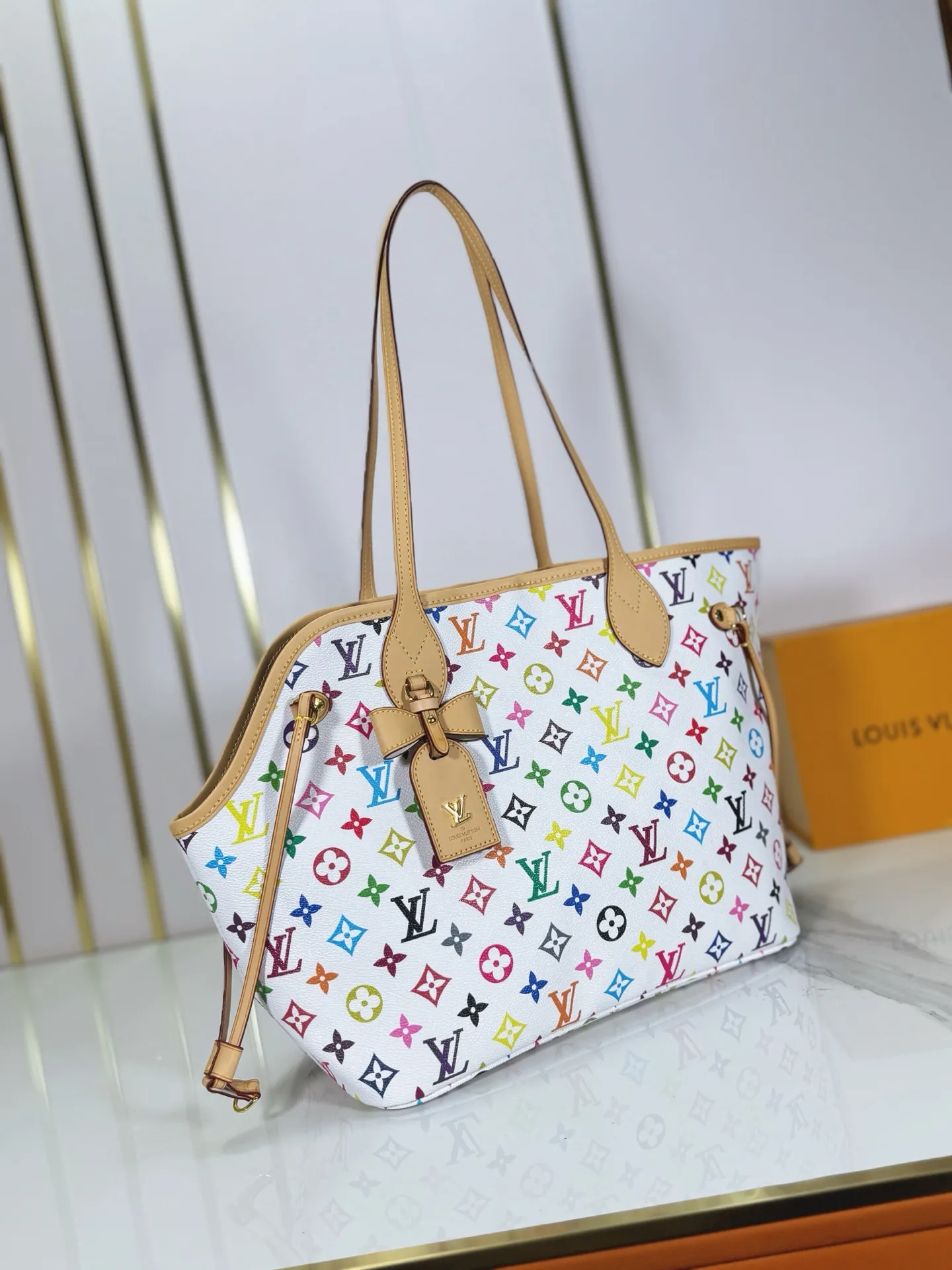 P240 M27787 M27839 New version Upgraded original version This Neverfull medium handbag is drawn from the Louis Vuitton x Takashi Murakami reissue series. It uses colorful Monogram coated canvas to create a delicate configuration, and cleverly reinterprets the brand's classic elements with the smart style of Japanese artist Takashi Murakami. The tote bag has straps on both sides that can be tightened or stretched to create a unique look. The slim handle makes it easy to carry over the shoulder or elbow, and the removable zipper bag can be used as a clutch or pocket.  28 x 14 x 31 cm (height x width x length)
