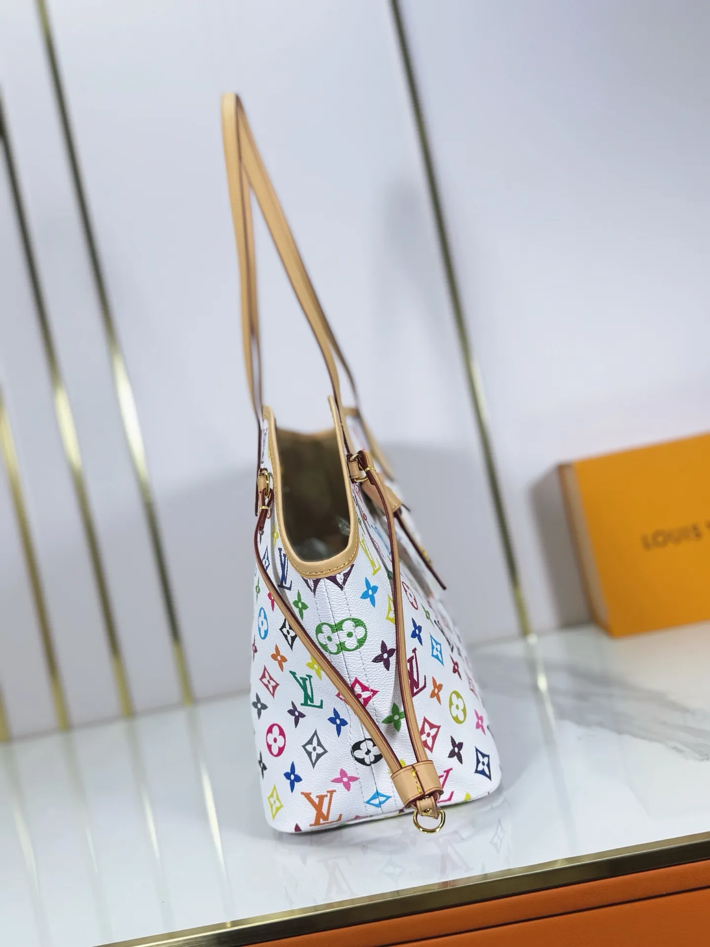 P240 M27787 M27839 New version Upgraded original version This Neverfull medium handbag is drawn from the Louis Vuitton x Takashi Murakami reissue series. It uses colorful Monogram coated canvas to create a delicate configuration, and cleverly reinterprets the brand's classic elements with the smart style of Japanese artist Takashi Murakami. The tote bag has straps on both sides that can be tightened or stretched to create a unique look. The slim handle makes it easy to carry over the shoulder or elbow, and the removable zipper bag can be used as a clutch or pocket.  28 x 14 x 31 cm (height x width x length)