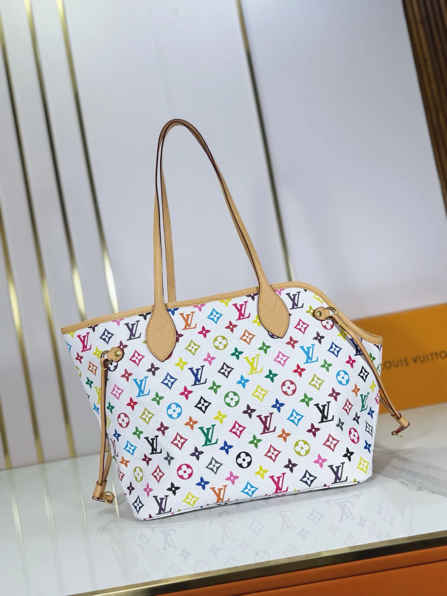 P240 M27787 M27839 New version Upgraded original version This Neverfull medium handbag is drawn from the Louis Vuitton x Takashi Murakami reissue series. It uses colorful Monogram coated canvas to create a delicate configuration, and cleverly reinterprets the brand's classic elements with the smart style of Japanese artist Takashi Murakami. The tote bag has straps on both sides that can be tightened or stretched to create a unique look. The slim handle makes it easy to carry over the shoulder or elbow, and the removable zipper bag can be used as a clutch or pocket.  28 x 14 x 31 cm (height x width x length)