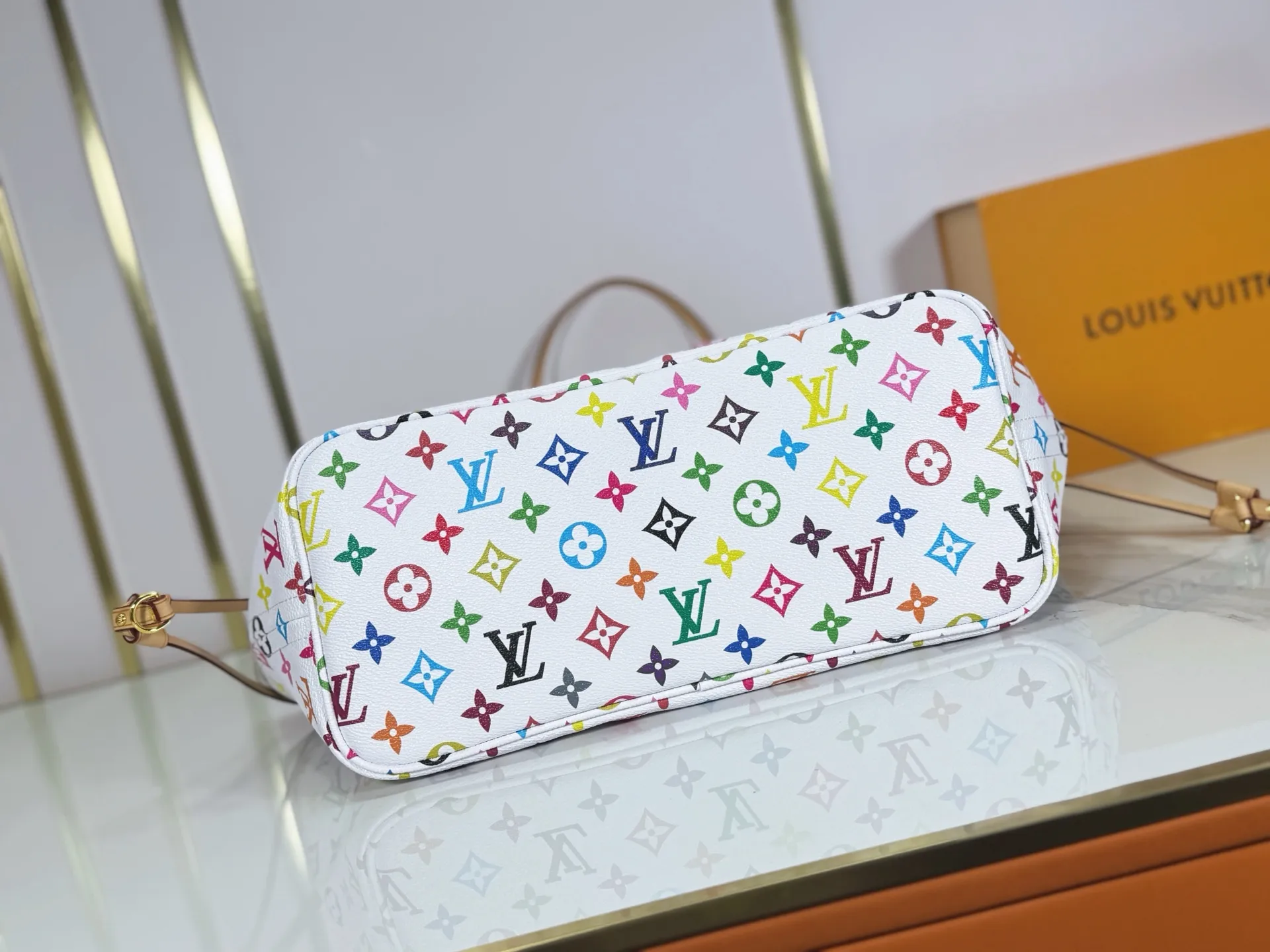 P240 M27787 M27839 New version Upgraded original version This Neverfull medium handbag is drawn from the Louis Vuitton x Takashi Murakami reissue series. It uses colorful Monogram coated canvas to create a delicate configuration, and cleverly reinterprets the brand's classic elements with the smart style of Japanese artist Takashi Murakami. The tote bag has straps on both sides that can be tightened or stretched to create a unique look. The slim handle makes it easy to carry over the shoulder or elbow, and the removable zipper bag can be used as a clutch or pocket.  28 x 14 x 31 cm (height x width x length)